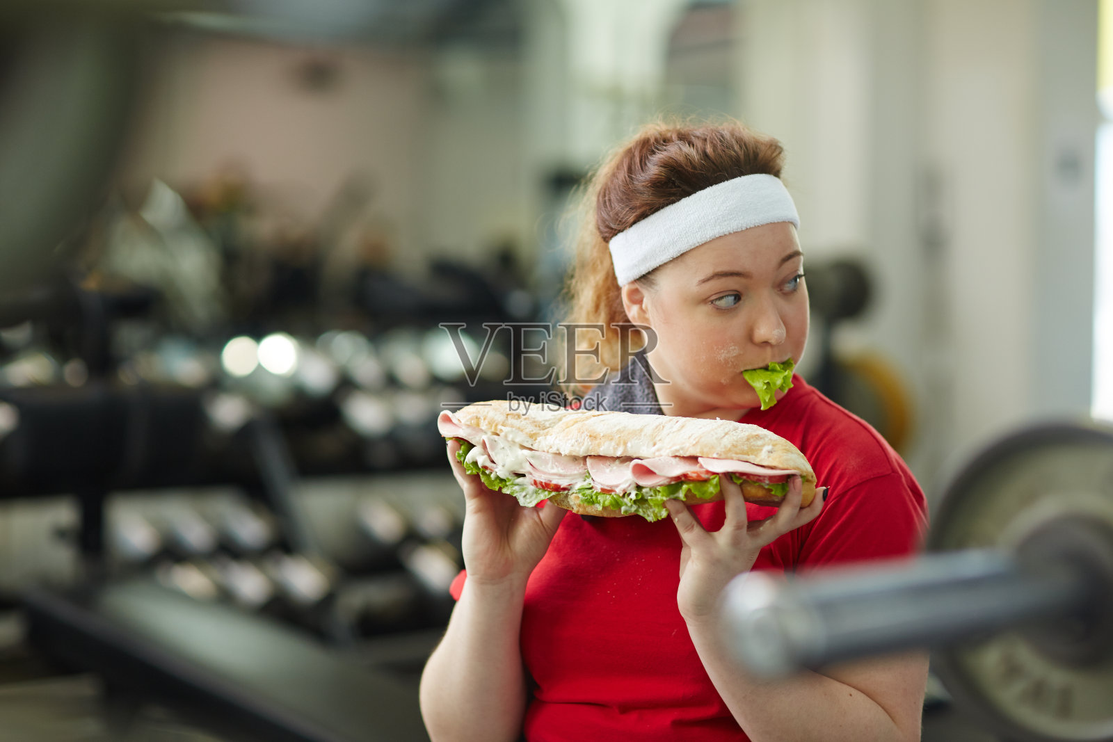 年轻肥胖女性对食物的痴迷照片摄影图片