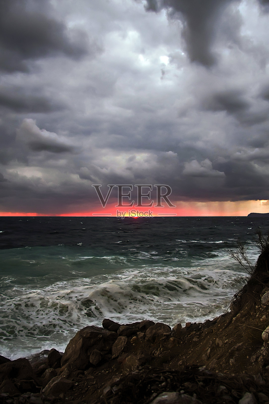戏剧性的暴风雨天空和克里米亚海岸的大海照片摄影图片