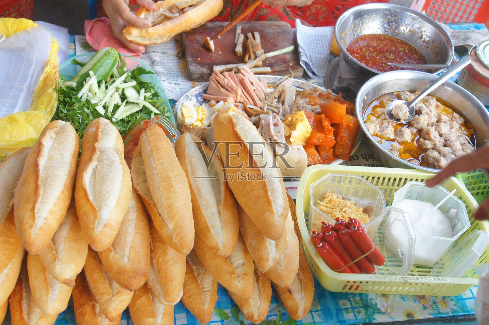 越南的面包摊，有很多塞满的东西照片摄影图片