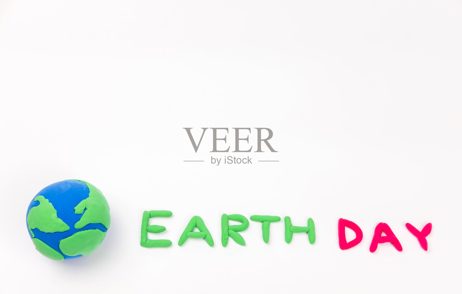 地球模拟和地球日字在白色背景上，地球日概念照片摄影图片