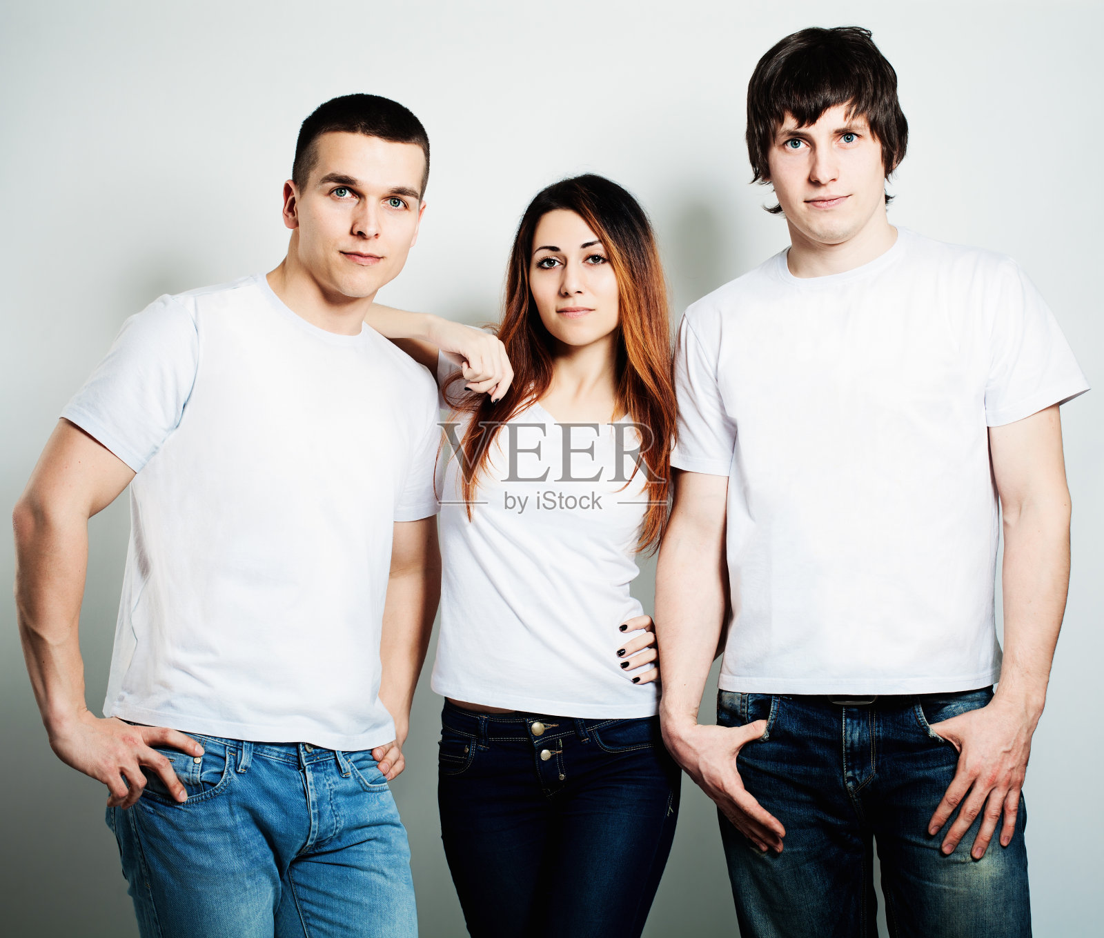 青年。年轻人学生穿着白色的空t恤照片摄影图片
