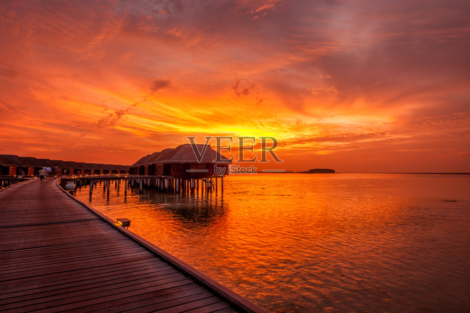 马尔代夫海滩上的日落照片摄影图片