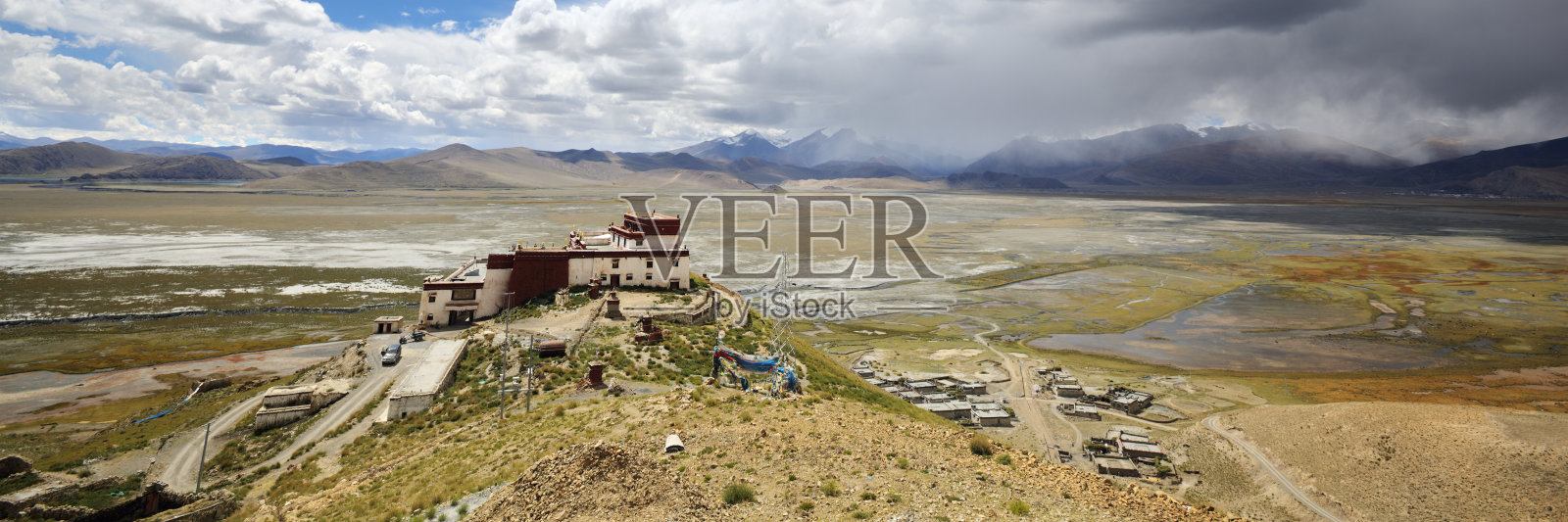 西藏:蓝天下的沙尘贡巴照片摄影图片