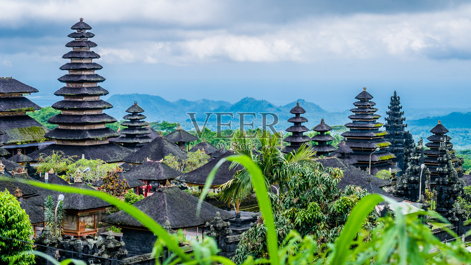 印度尼西亚巴厘岛Pura Besakih寺庙的屋顶照片摄影图片