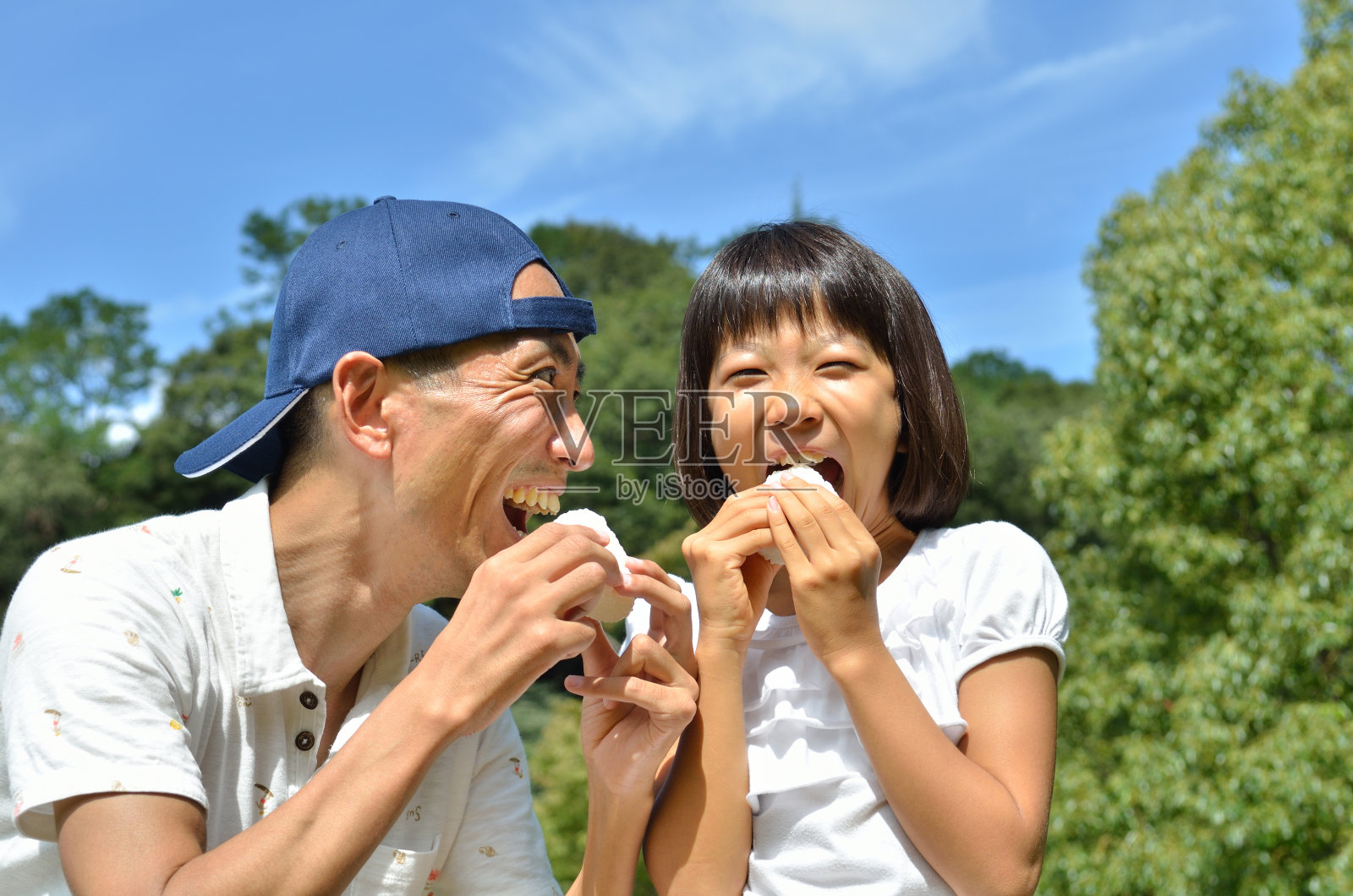 おにぎりを食べる親子照片摄影图片