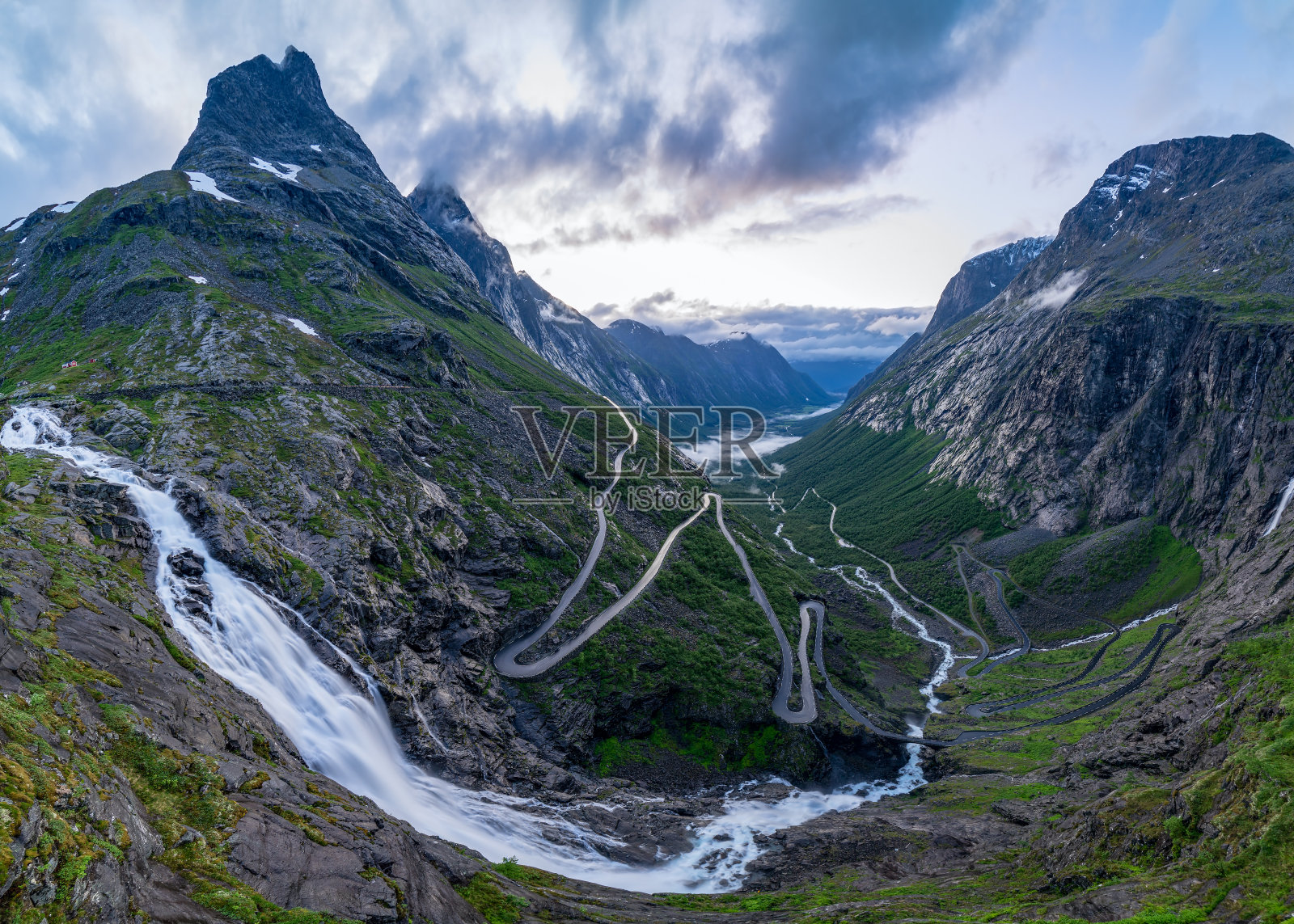 挪威山路。Trollstigen。Stigfossen瀑布。挪威旅游景观谷。照片摄影图片