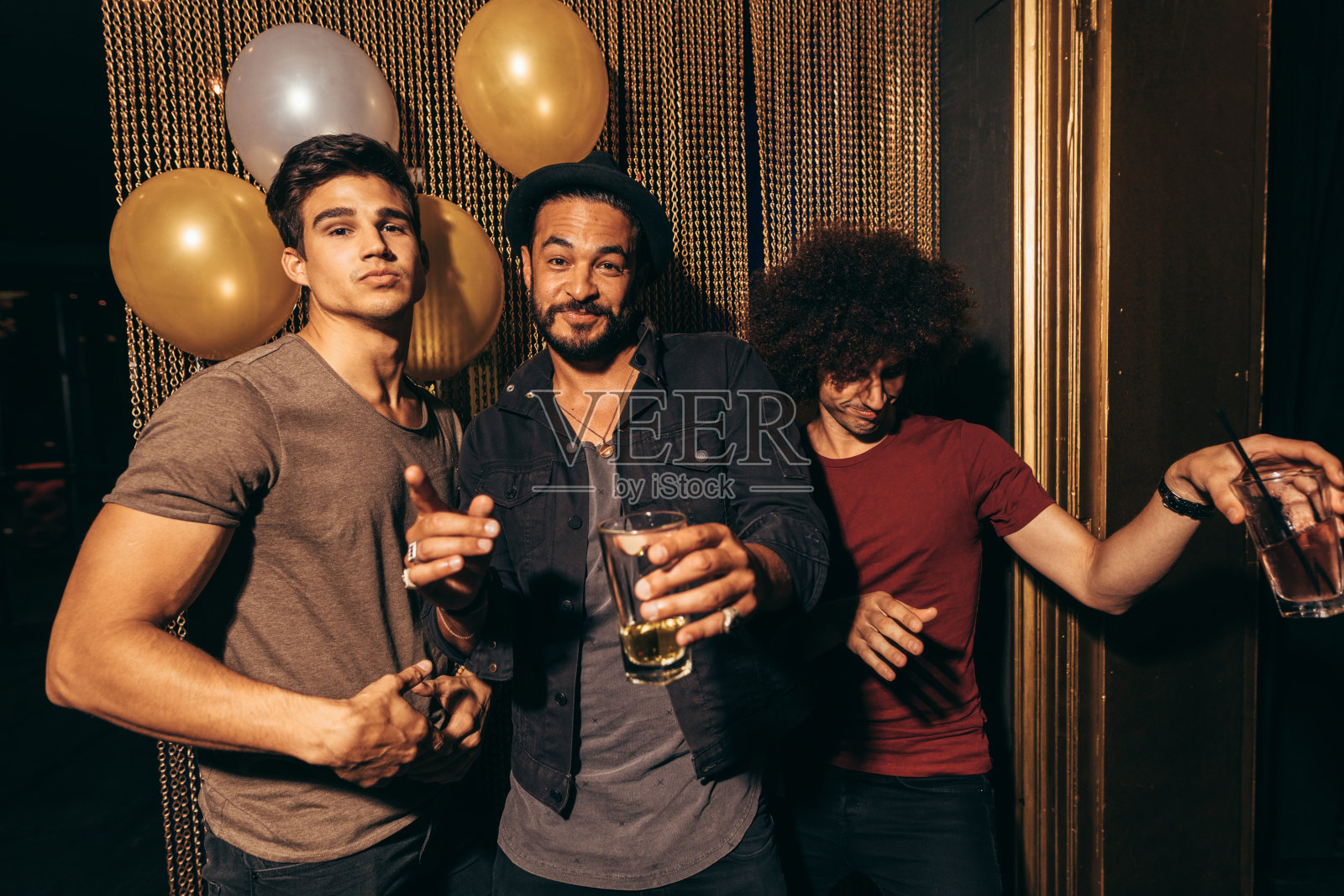 一群男人在酒吧喝酒照片摄影图片