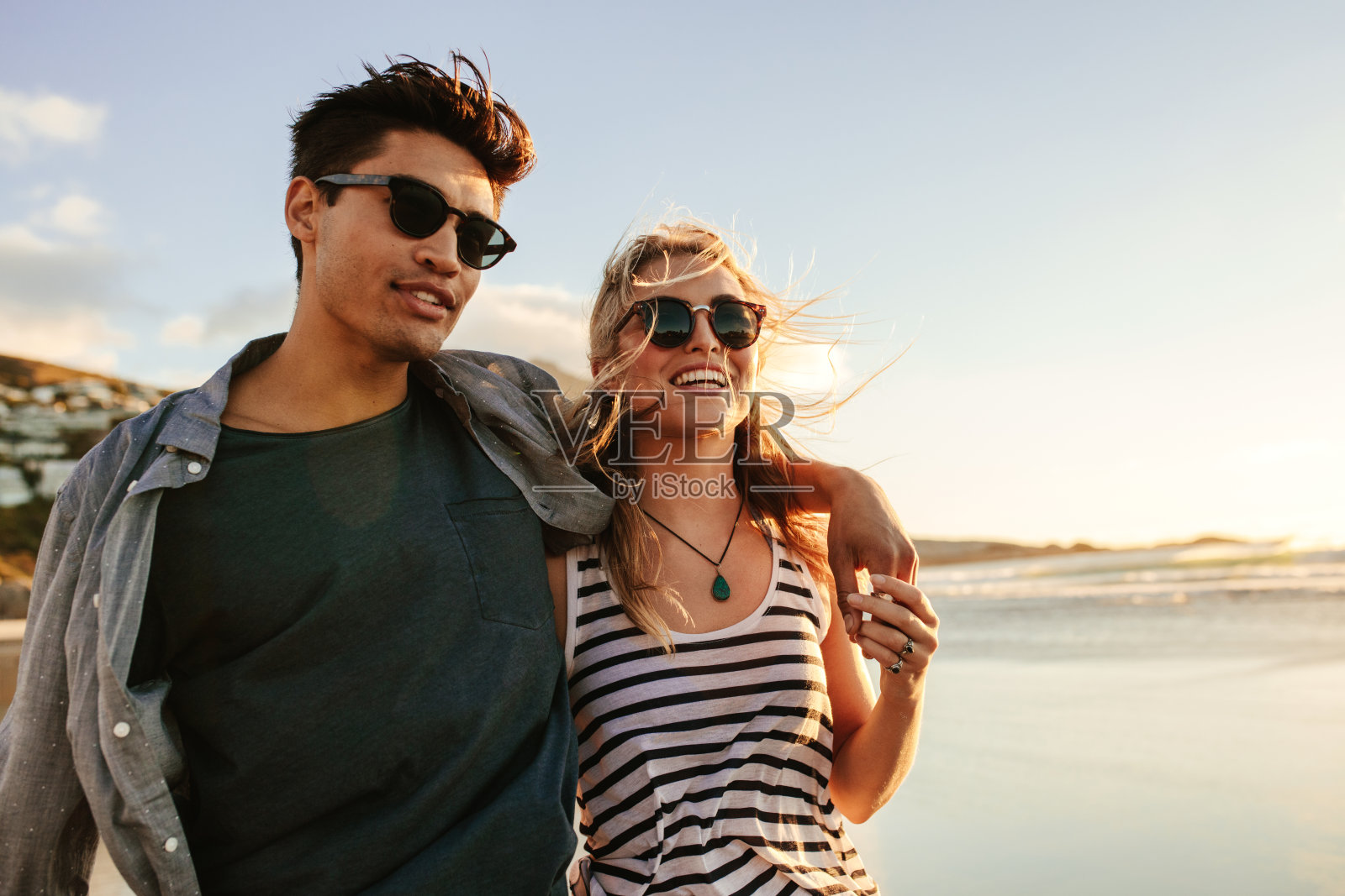 年轻夫妇在海边享受夏日照片摄影图片