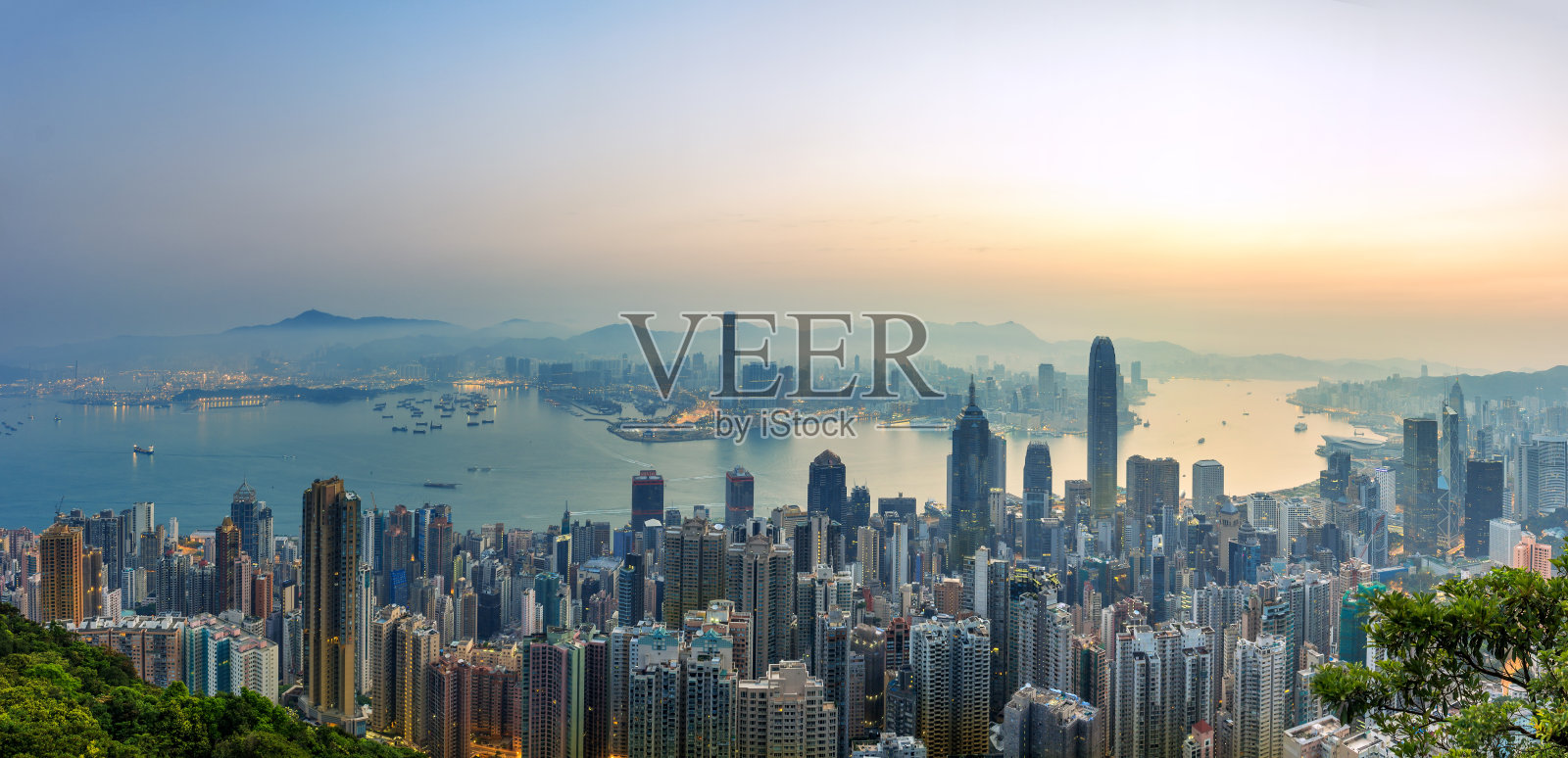 香港维多利亚港的日出和建筑物照片摄影图片