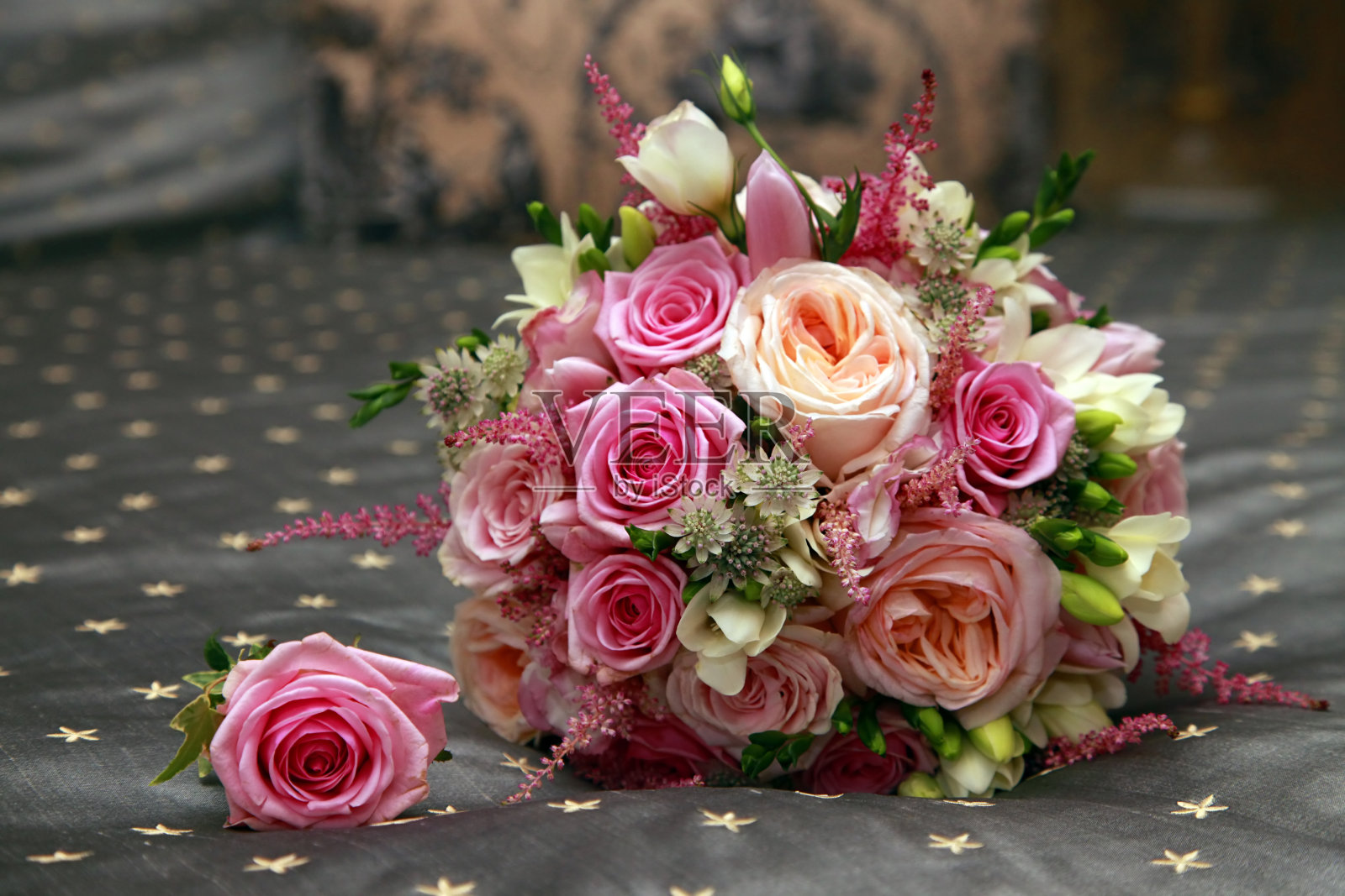 粉色玫瑰的婚礼花束照片摄影图片
