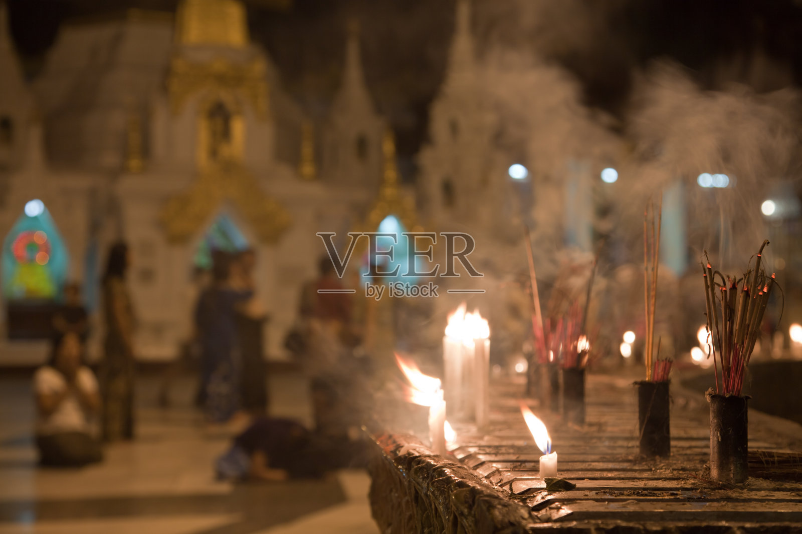 在施韦金塔祈祷的人们照片摄影图片