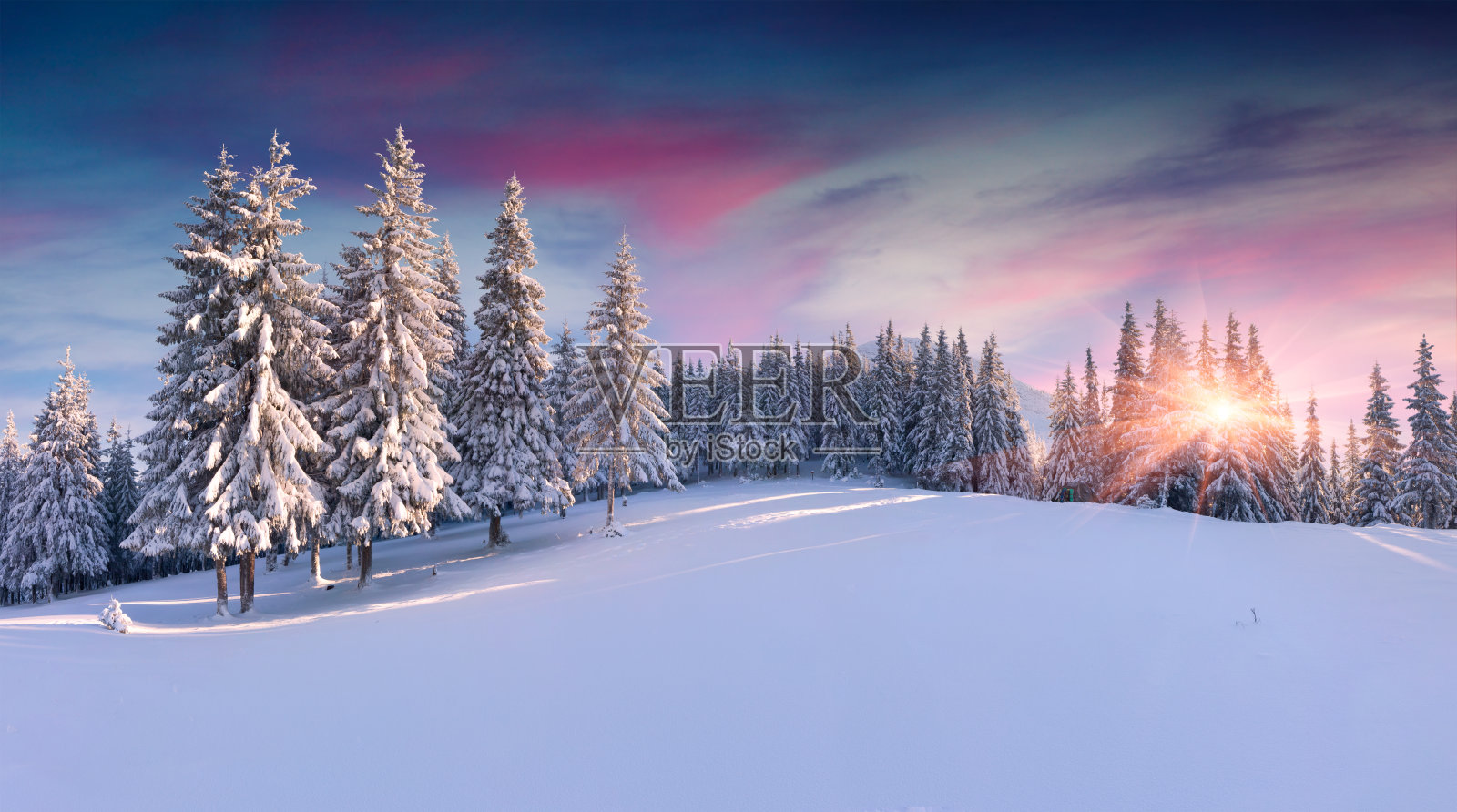 山上冬季日出的全景照片摄影图片
