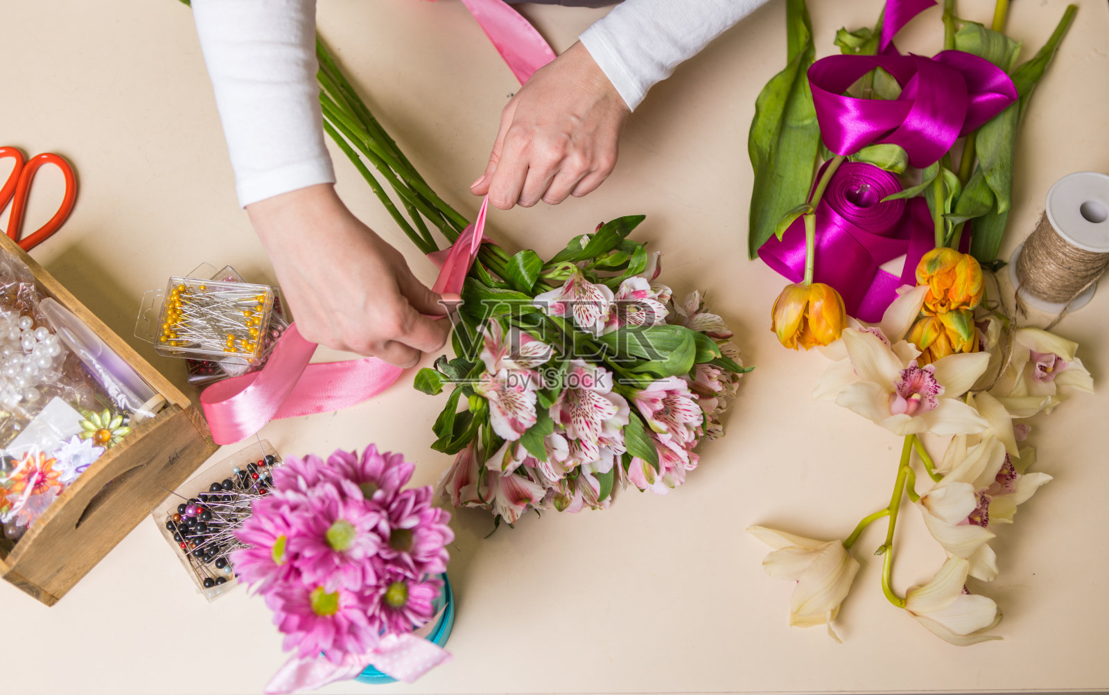 女花匠在花店做漂亮的花束。照片摄影图片