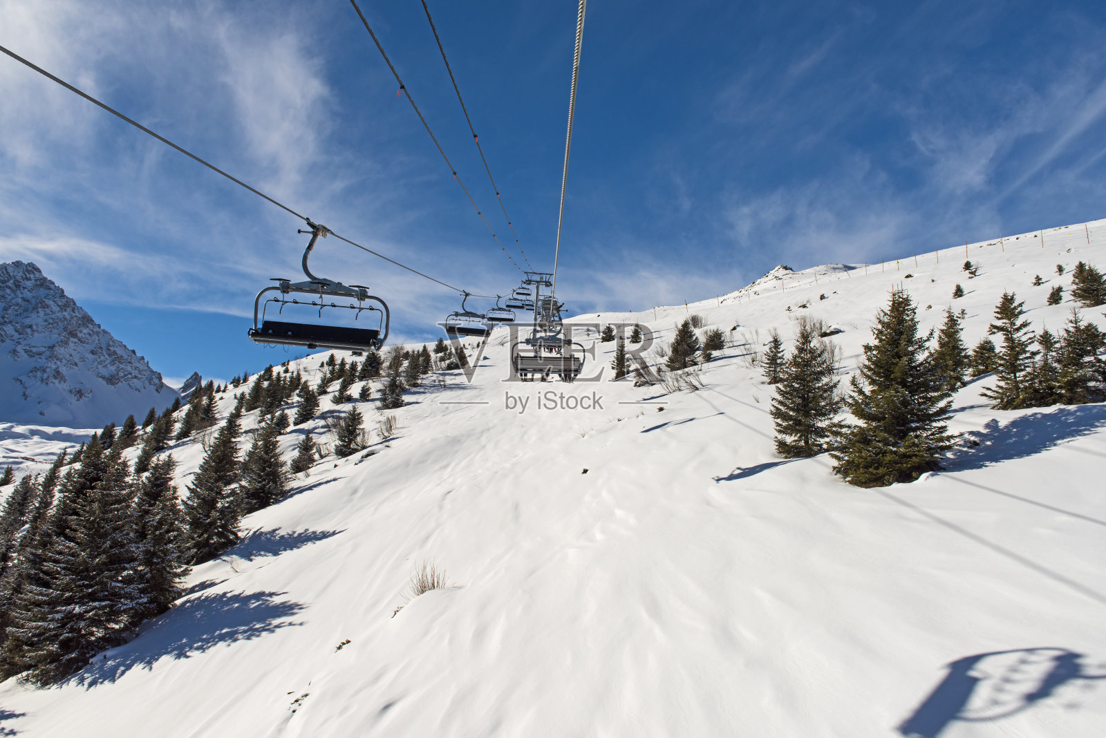 高山山坡的全景与滑雪缆车照片摄影图片