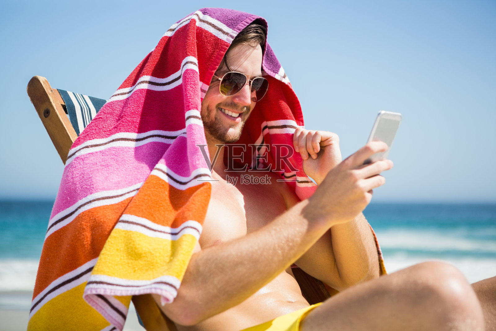 男人放松和使用智能手机照片摄影图片
