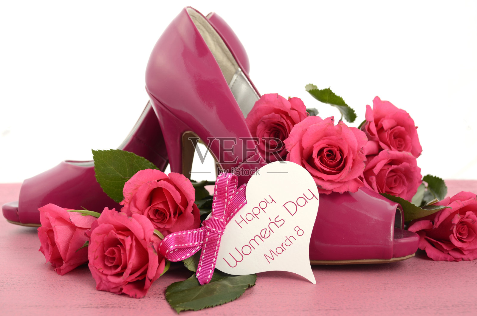 国际妇女节女士粉红高跟鞋和玫瑰照片摄影图片