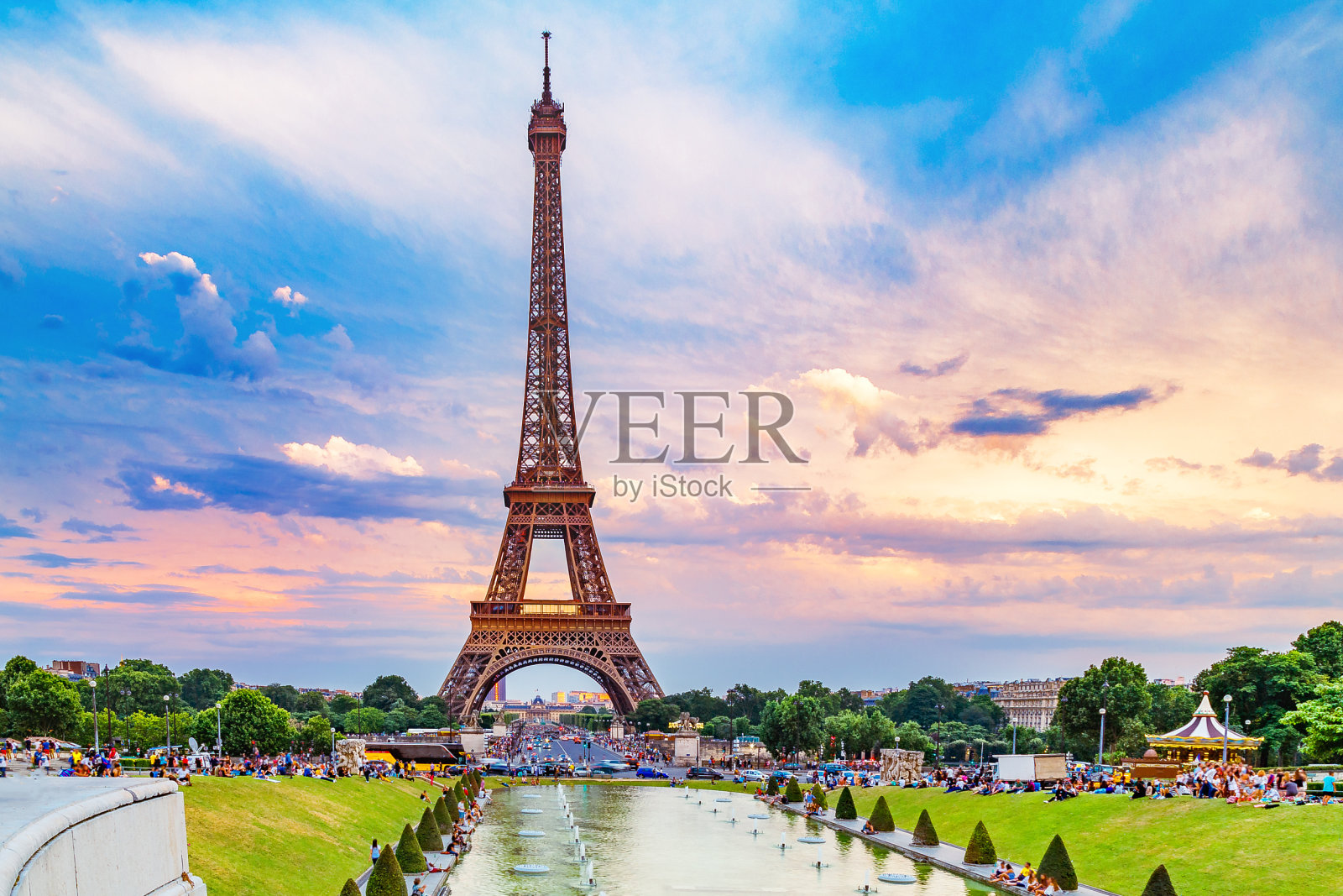 法国巴黎，埃菲尔铁塔和特罗卡德罗公园。照片摄影图片