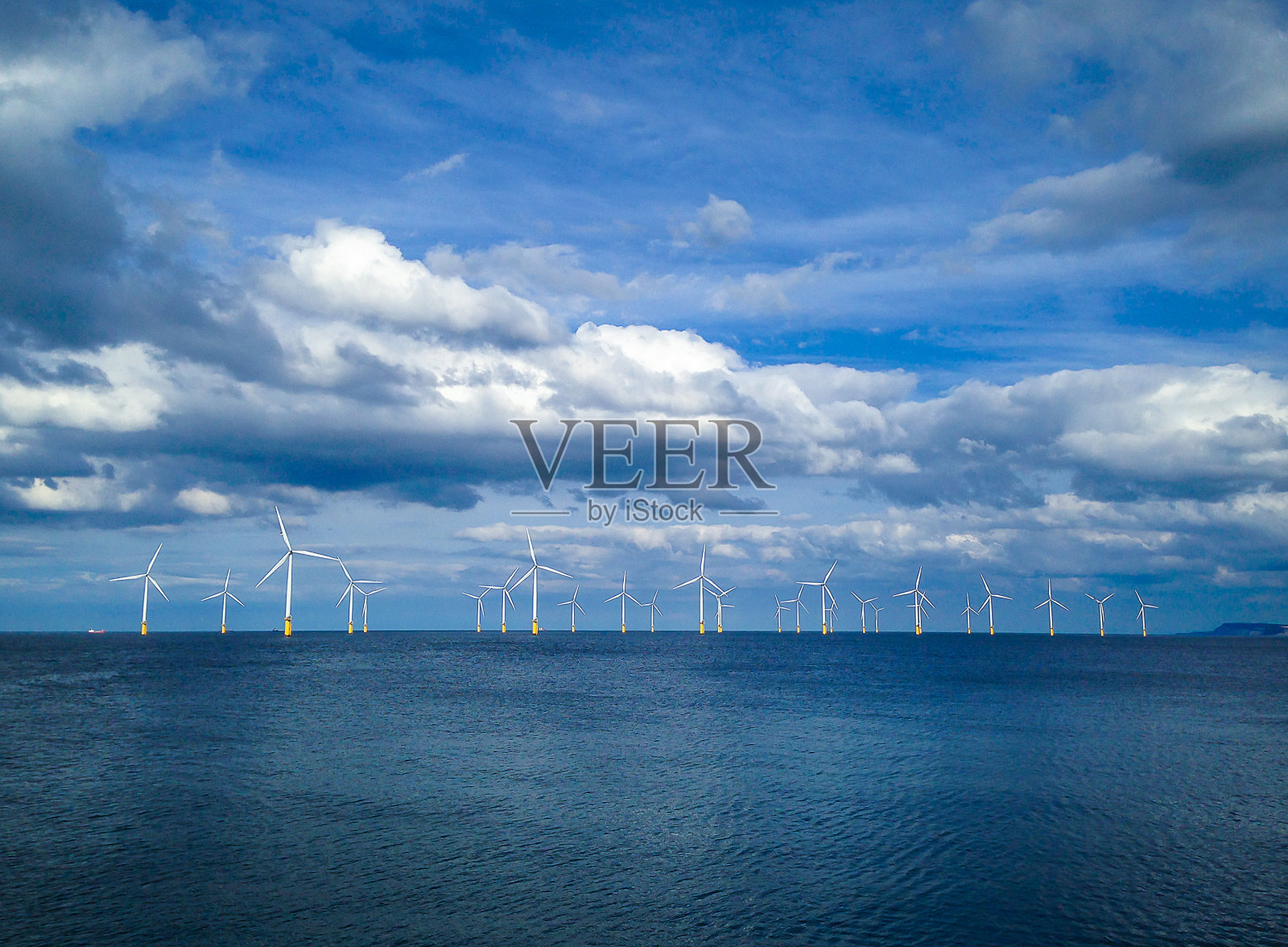 在英国沿海正在建设的风电场中的海上风力涡轮机照片摄影图片