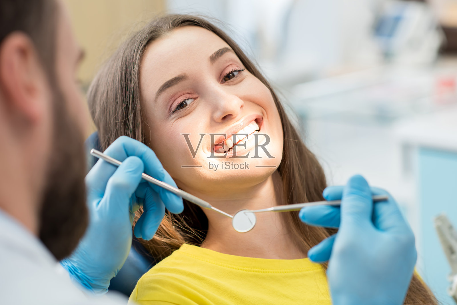 牙科诊所的快乐女病人照片摄影图片