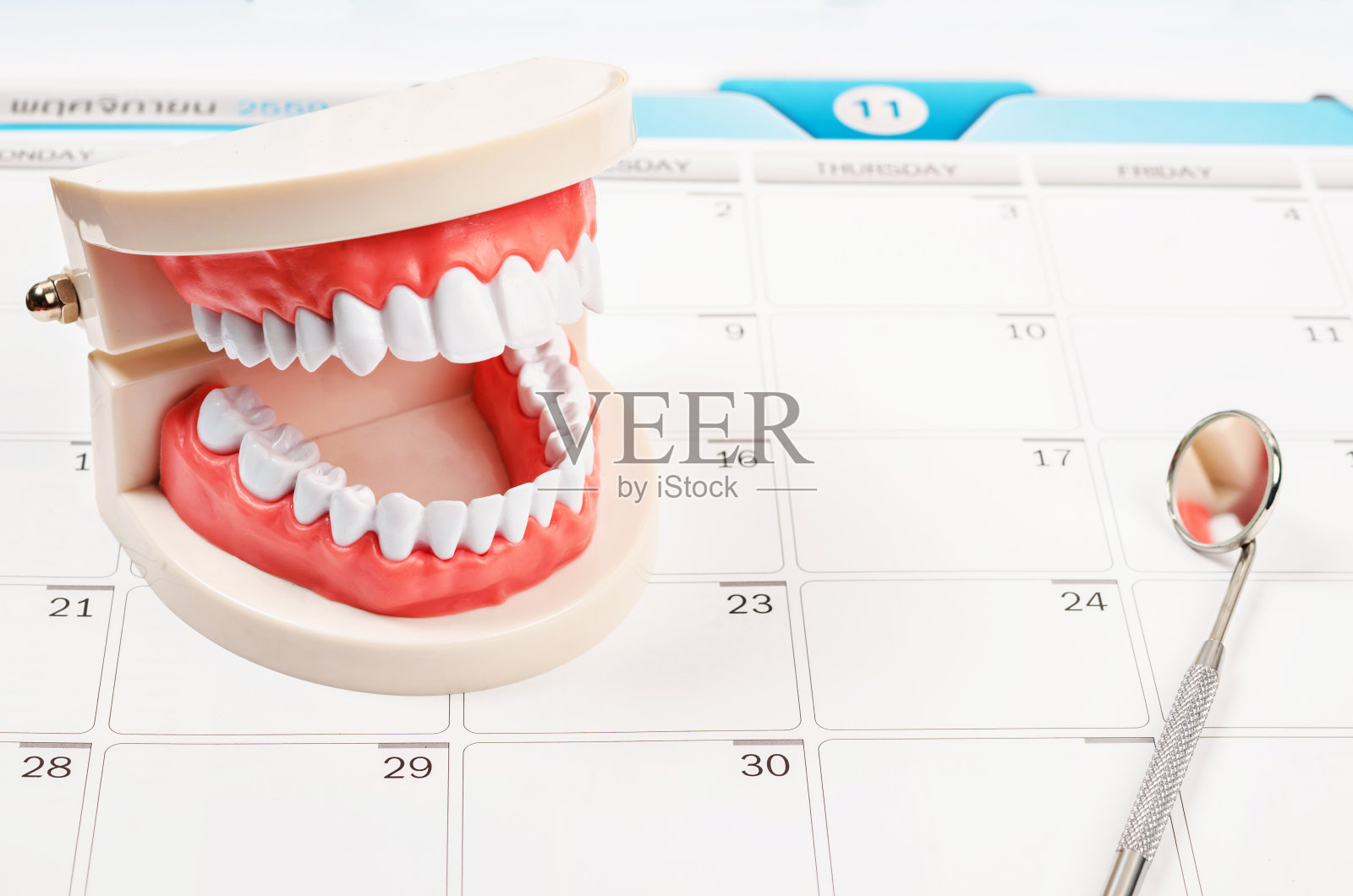 日历页和牙医镜工具照片摄影图片