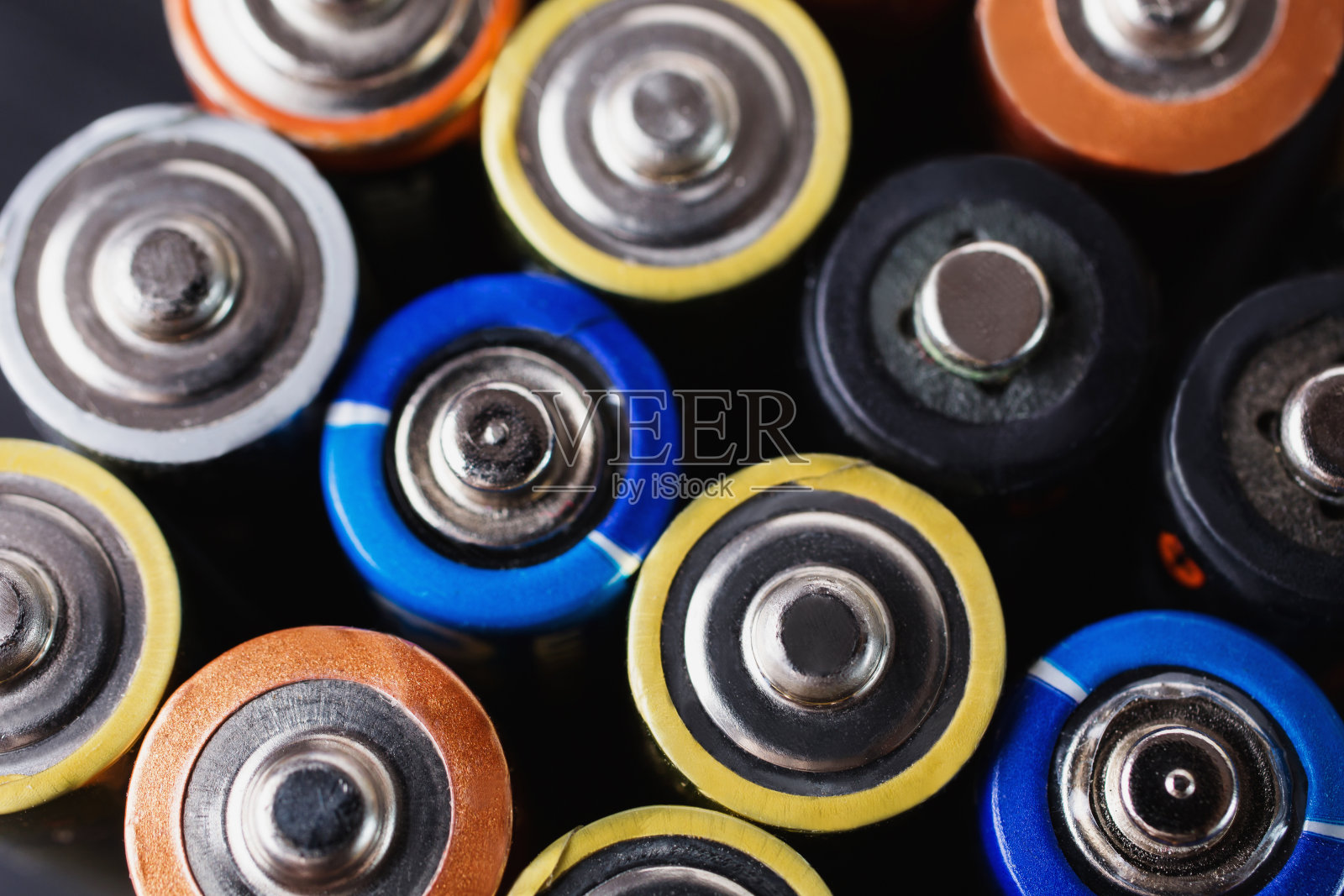 彩色电池特写。节约能源。AA碱性电池照片摄影图片