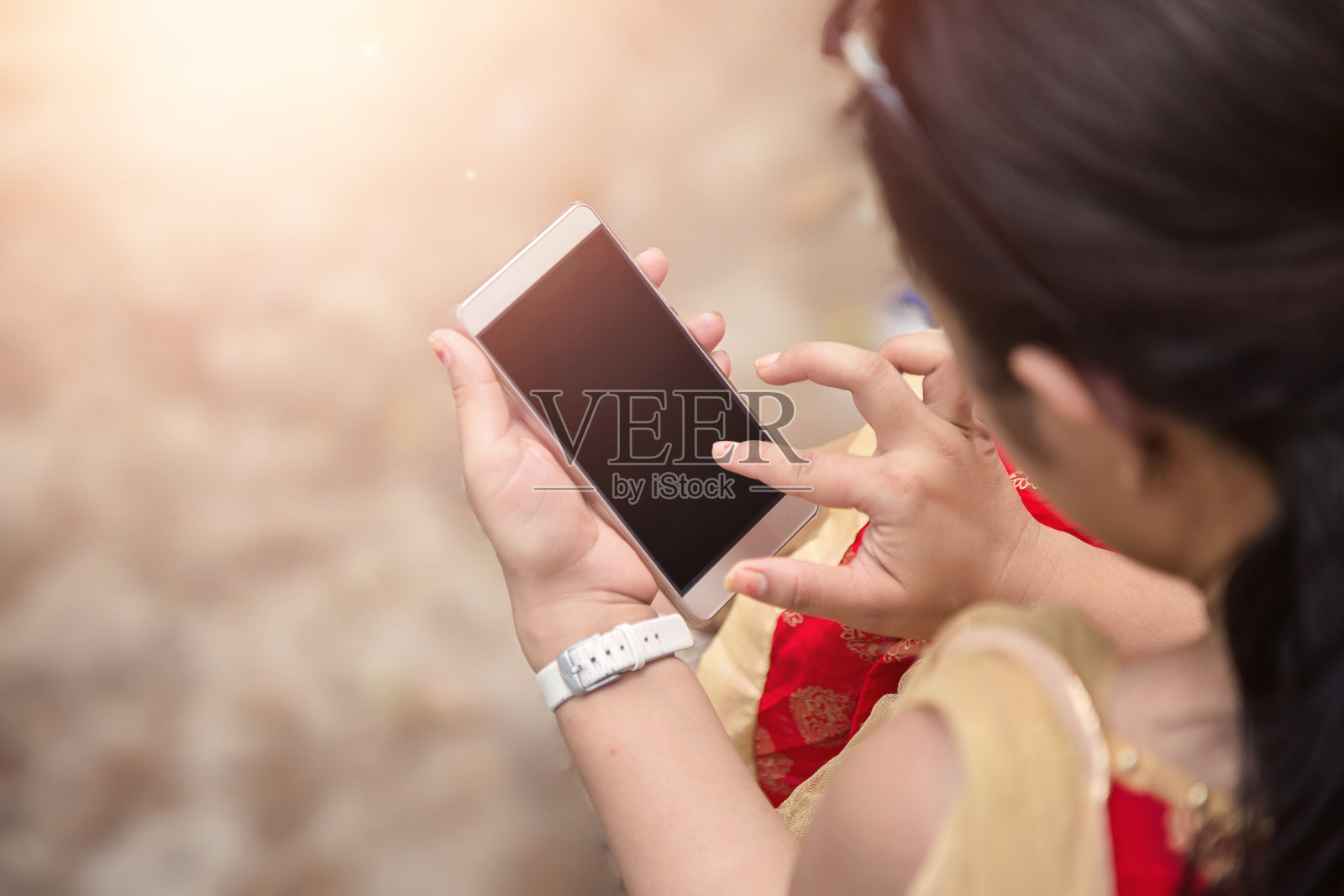 美丽快乐的亚洲女人使用智能手机。照片摄影图片