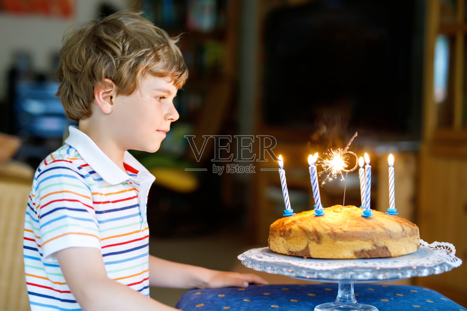可爱的快乐的金发小男孩庆祝他的生日。照片摄影图片
