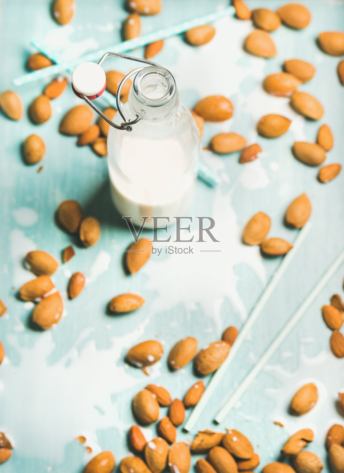 牛奶替代杏仁牛奶在瓶子上的蓝色背景照片摄影图片