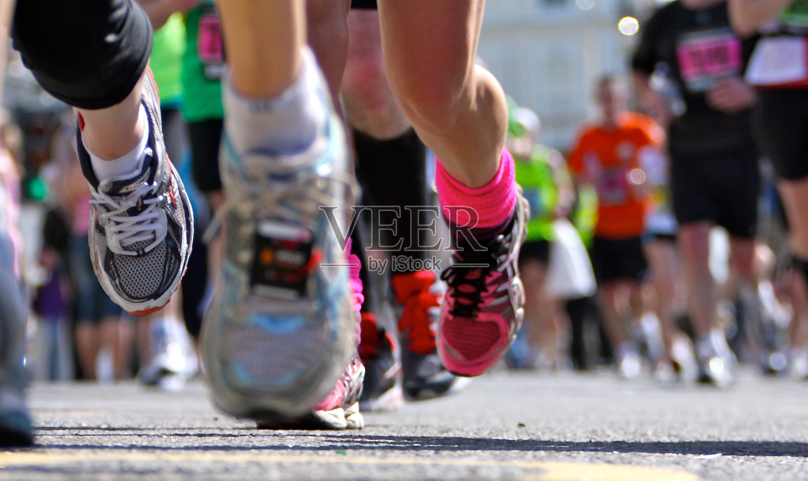 马拉松运动员收腿和鞋子照片摄影图片