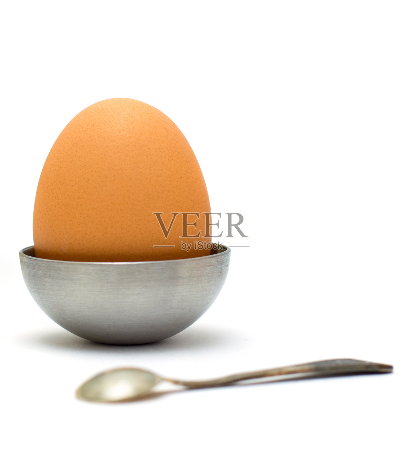 早餐棕色的鸡蛋，白色的背景照片摄影图片