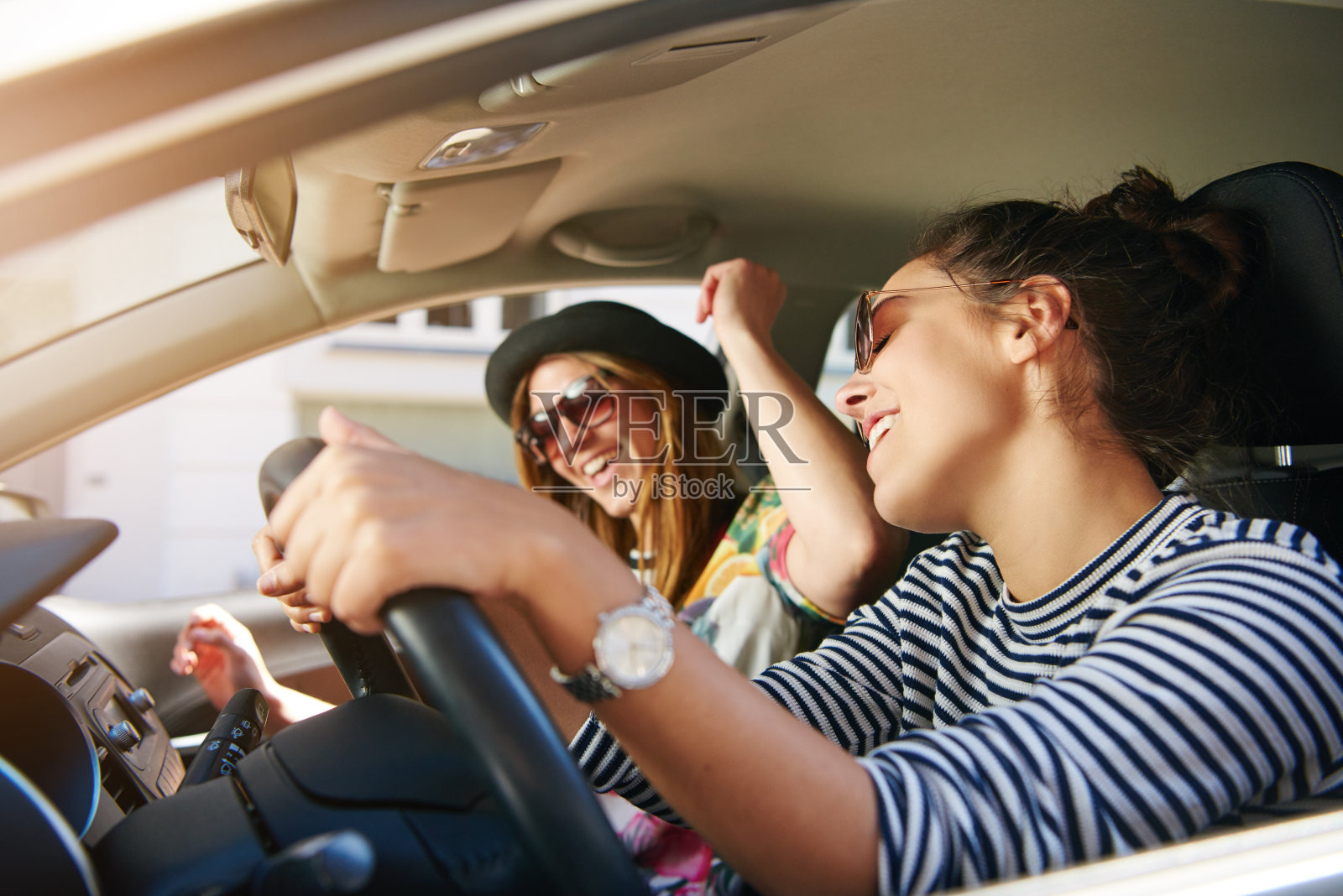 两个年轻女人在车里跟着唱照片摄影图片