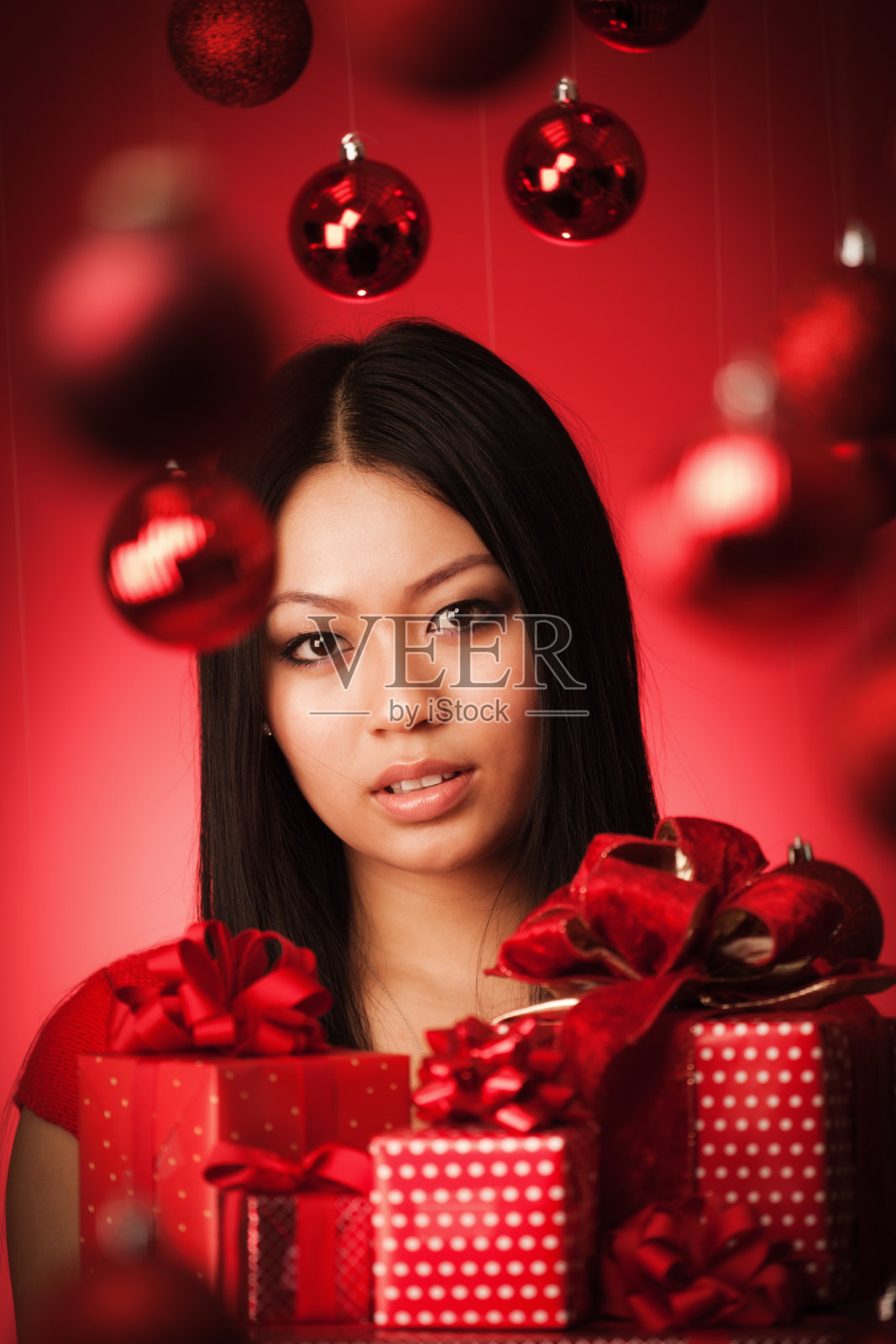 亚洲女人拿着圣诞主题背景特写礼物照片摄影图片