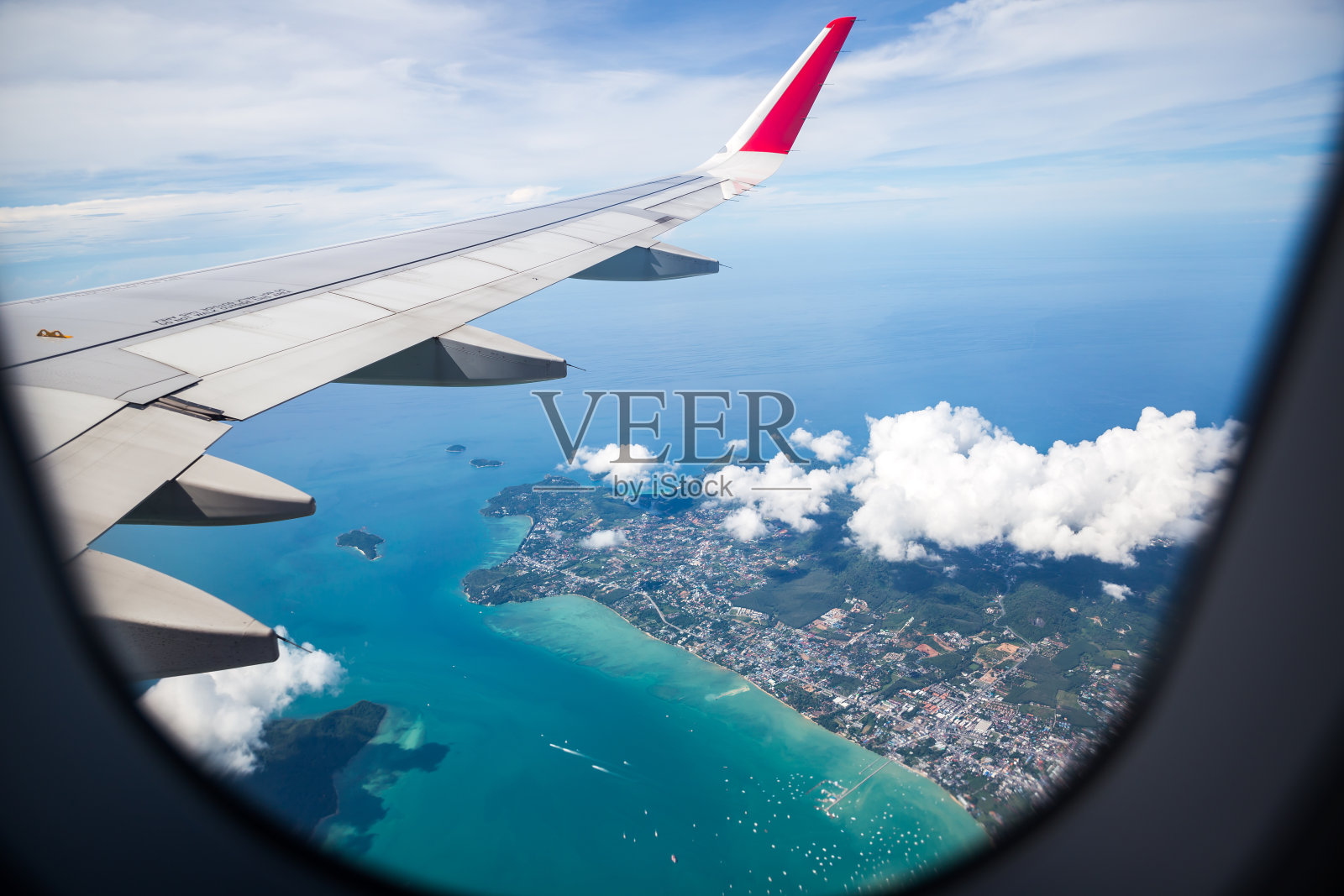 从飞机窗口俯瞰大海的景色照片摄影图片