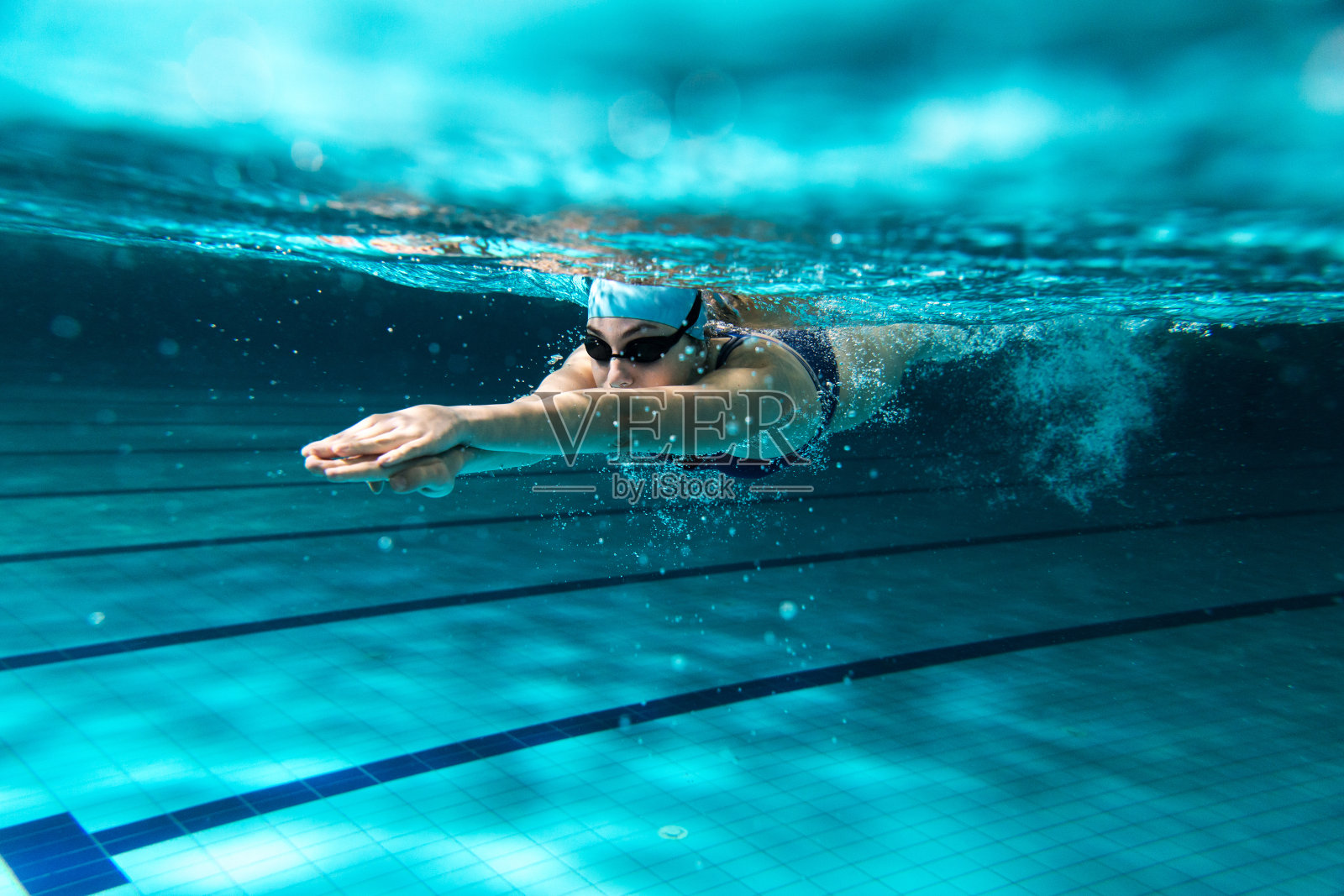 游泳池里的女游泳运动员。照片摄影图片