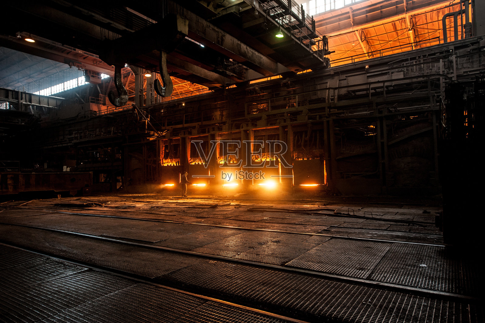 炼钢工人在工作的平炉旁照片摄影图片