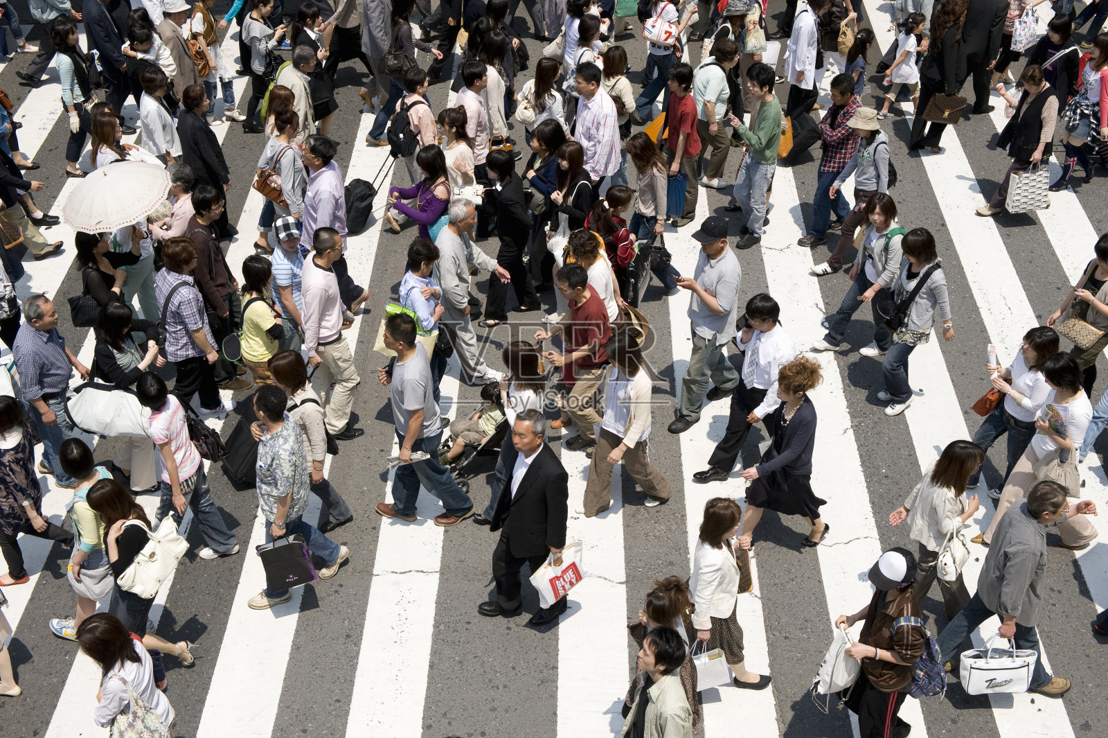 大阪站前的人行横道照片摄影图片
