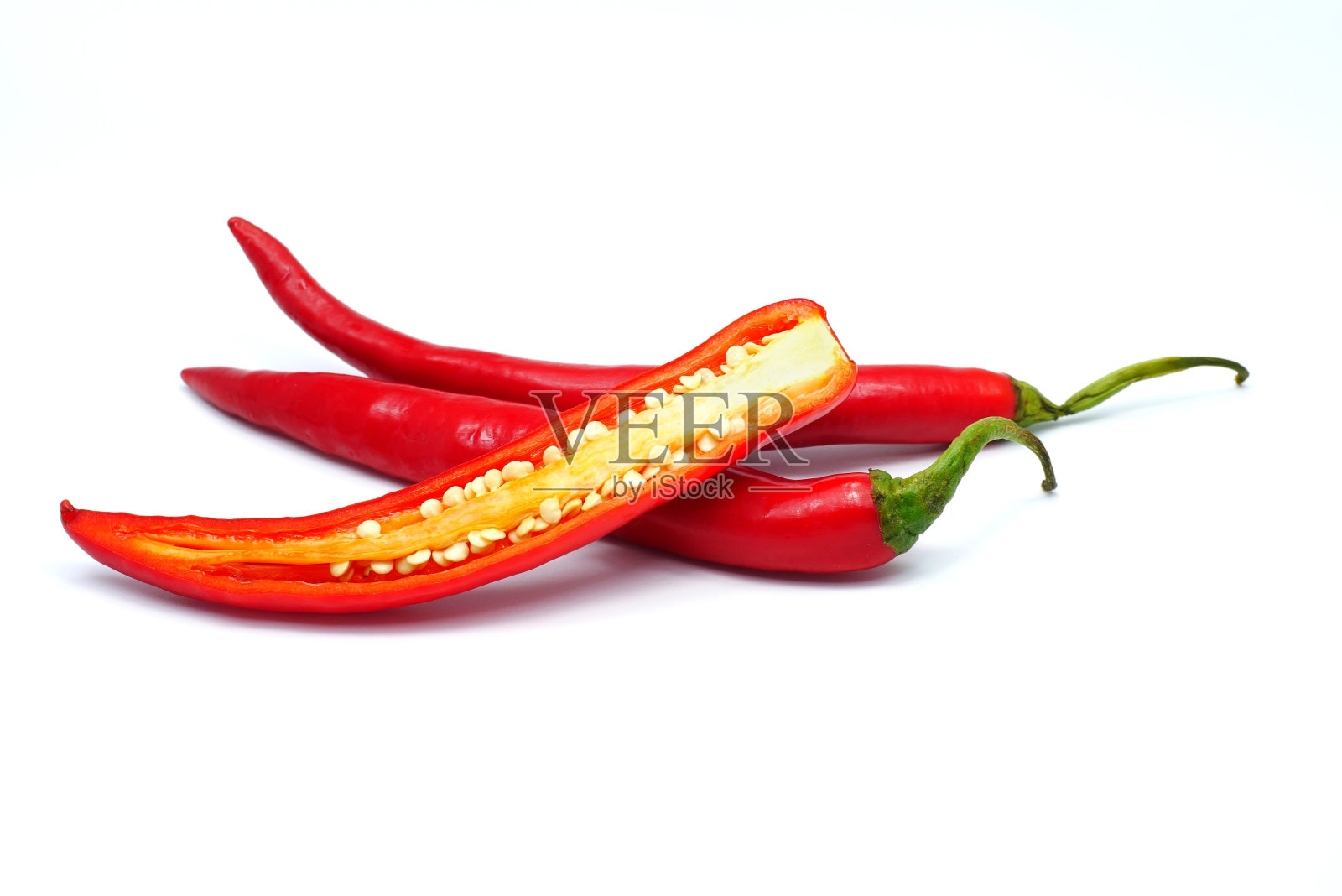 切片红辣椒孤立在白色背景。照片摄影图片