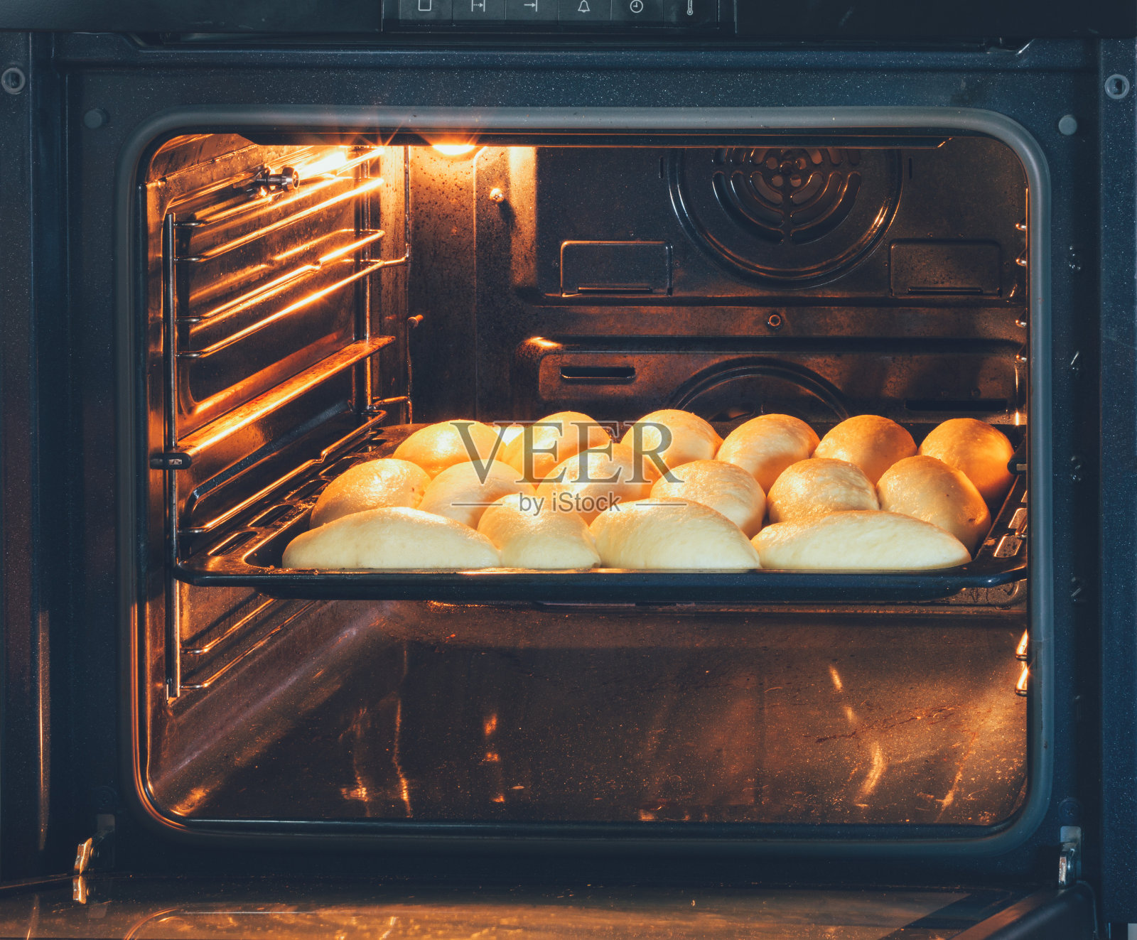 在电烤箱中准备的带馅的家庭烘焙馅饼照片摄影图片