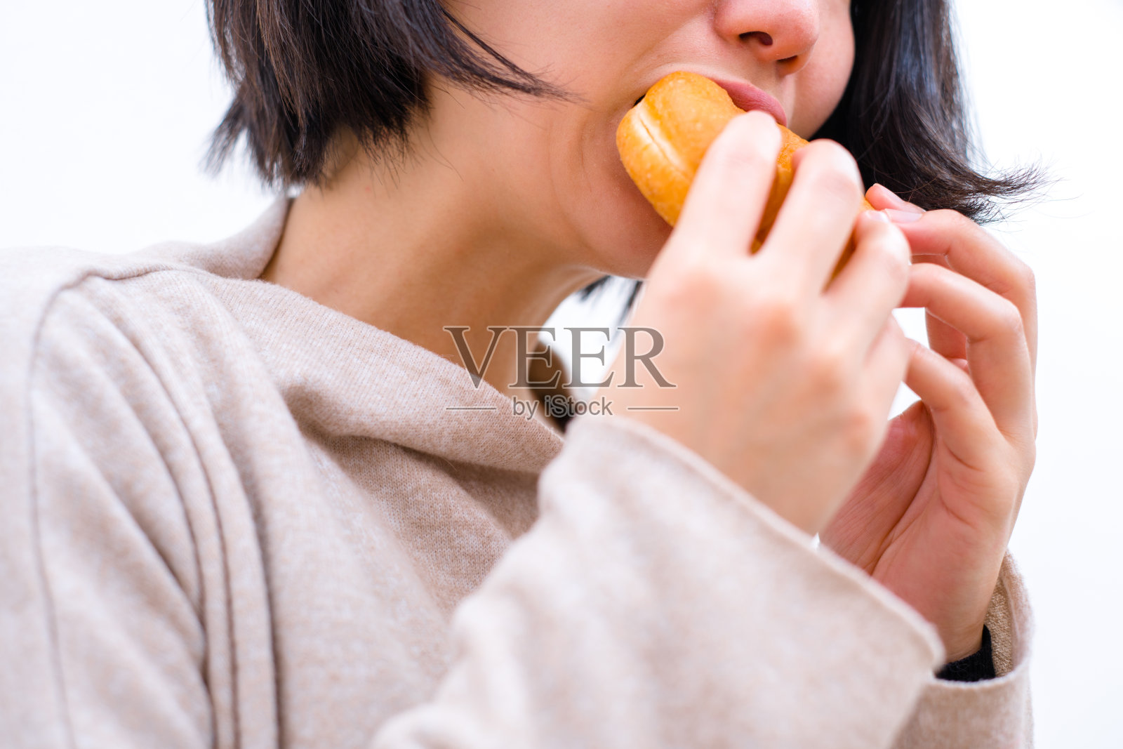 正在吃甜甜圈的女人照片摄影图片