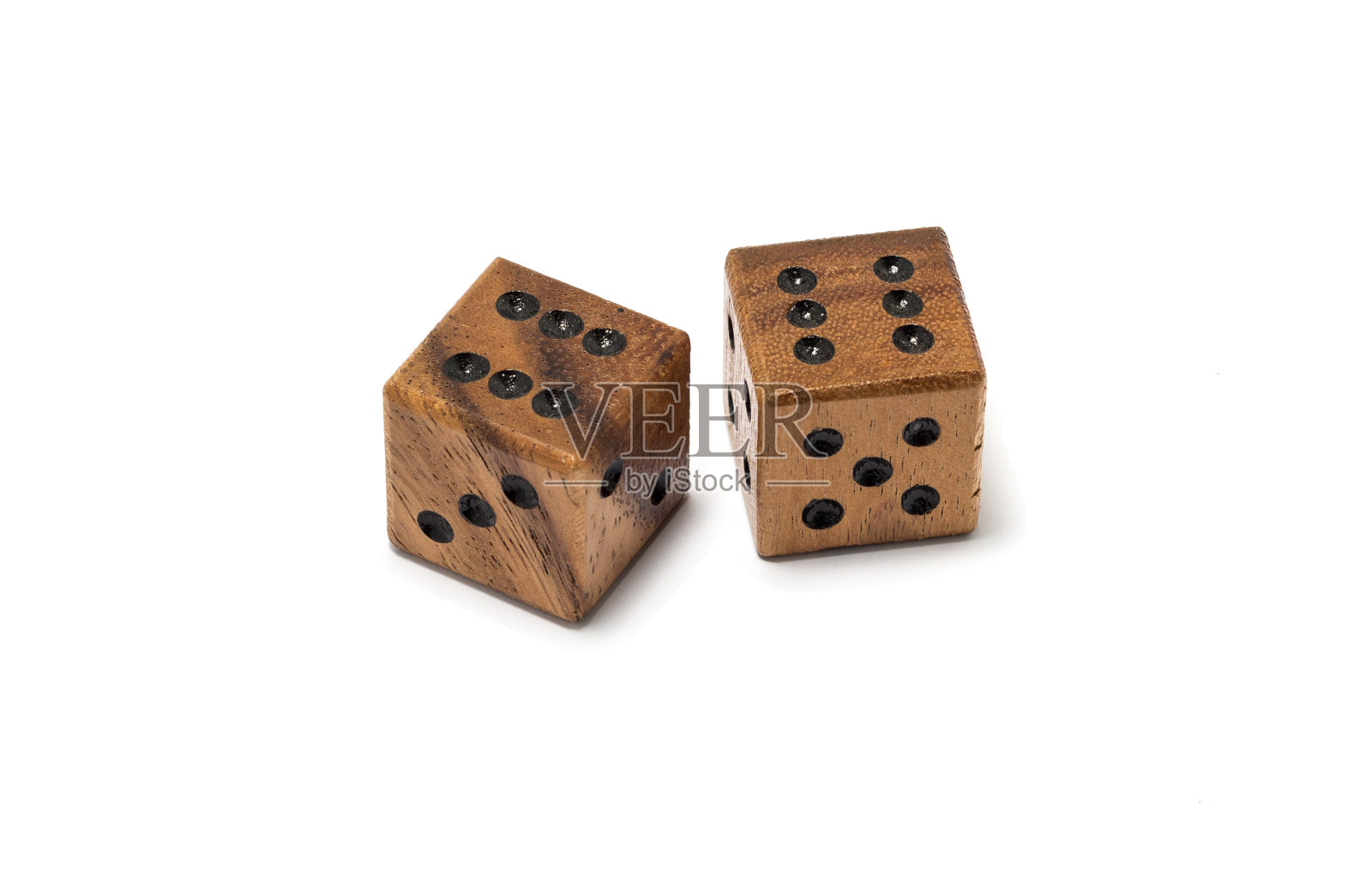 两个单独的木骰子，数字是6。照片摄影图片