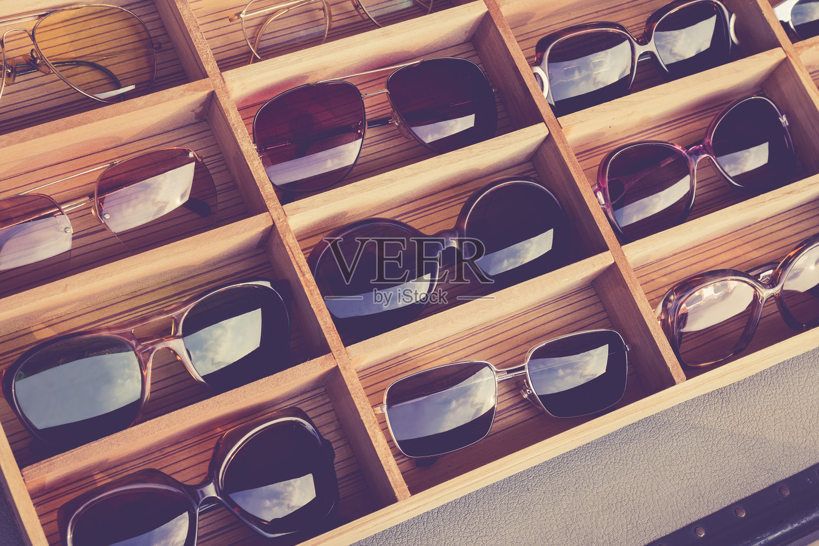 太阳镜时尚在木盒子商店潮人的生活方式照片摄影图片