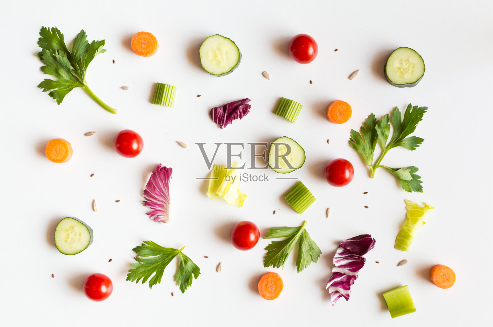 吃食物模式与沙拉的原料在白色的背景照片摄影图片