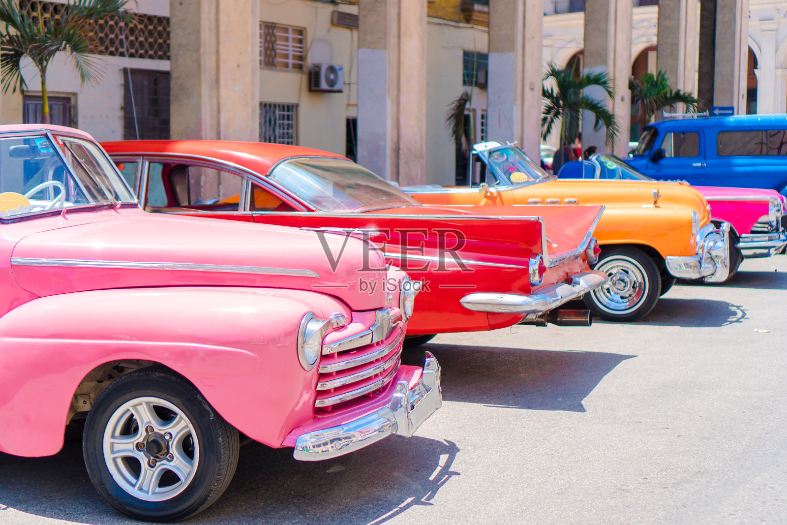 五颜六色的美国老爷车在哈瓦那的街道，古巴照片摄影图片