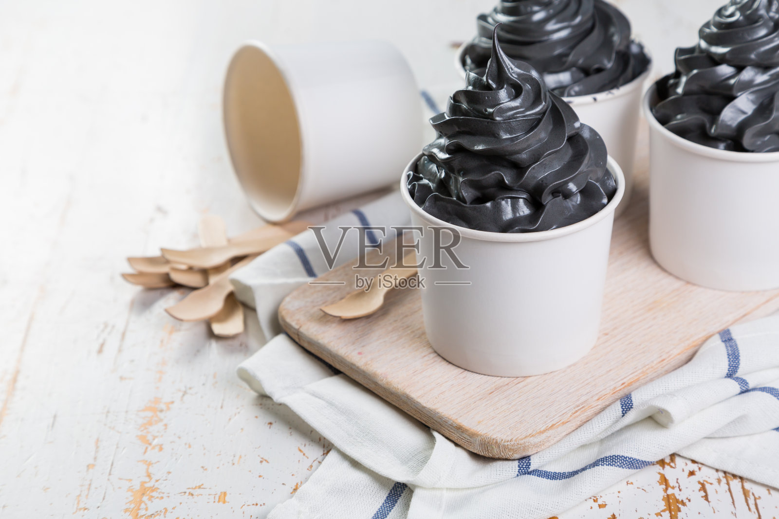 白色杯子里的黑色冰淇淋照片摄影图片