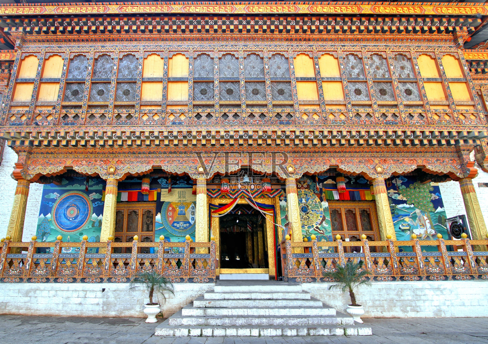 Punakha Dzong或Pungthang Dewachen Phodrang寺庙的入口装饰着五颜六色的不丹图案木制窗框，Punakha，不丹。照片摄影图片
