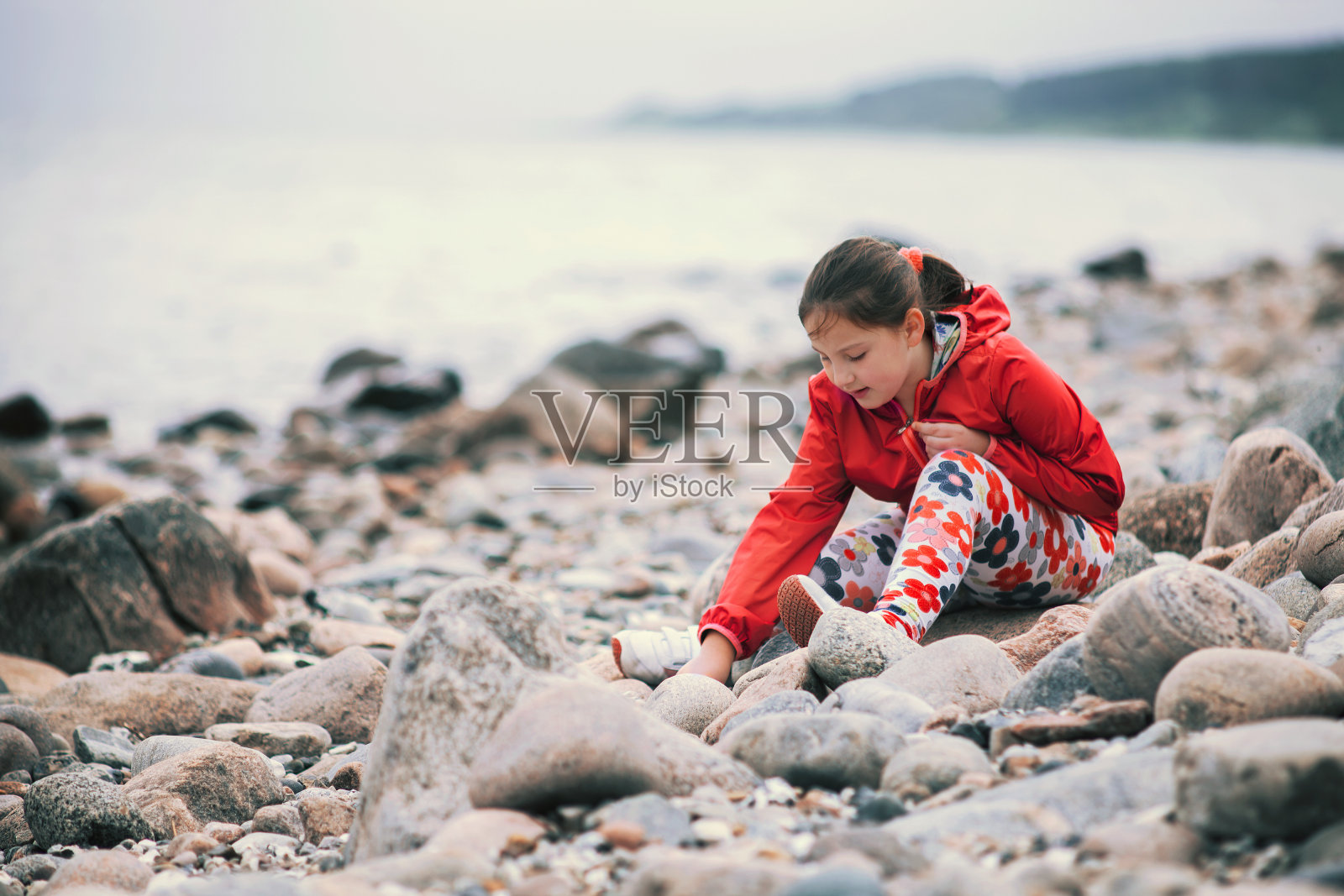 孩子在沙滩上玩石头，静物照片照片摄影图片