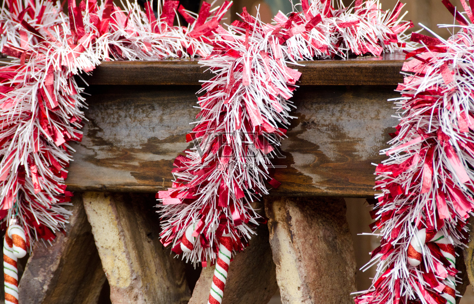海港村粗糙的楼梯栏杆上的红色花环照片摄影图片