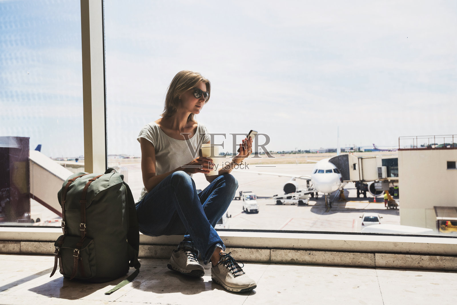 年轻女子在等飞机。旅游的概念照片摄影图片