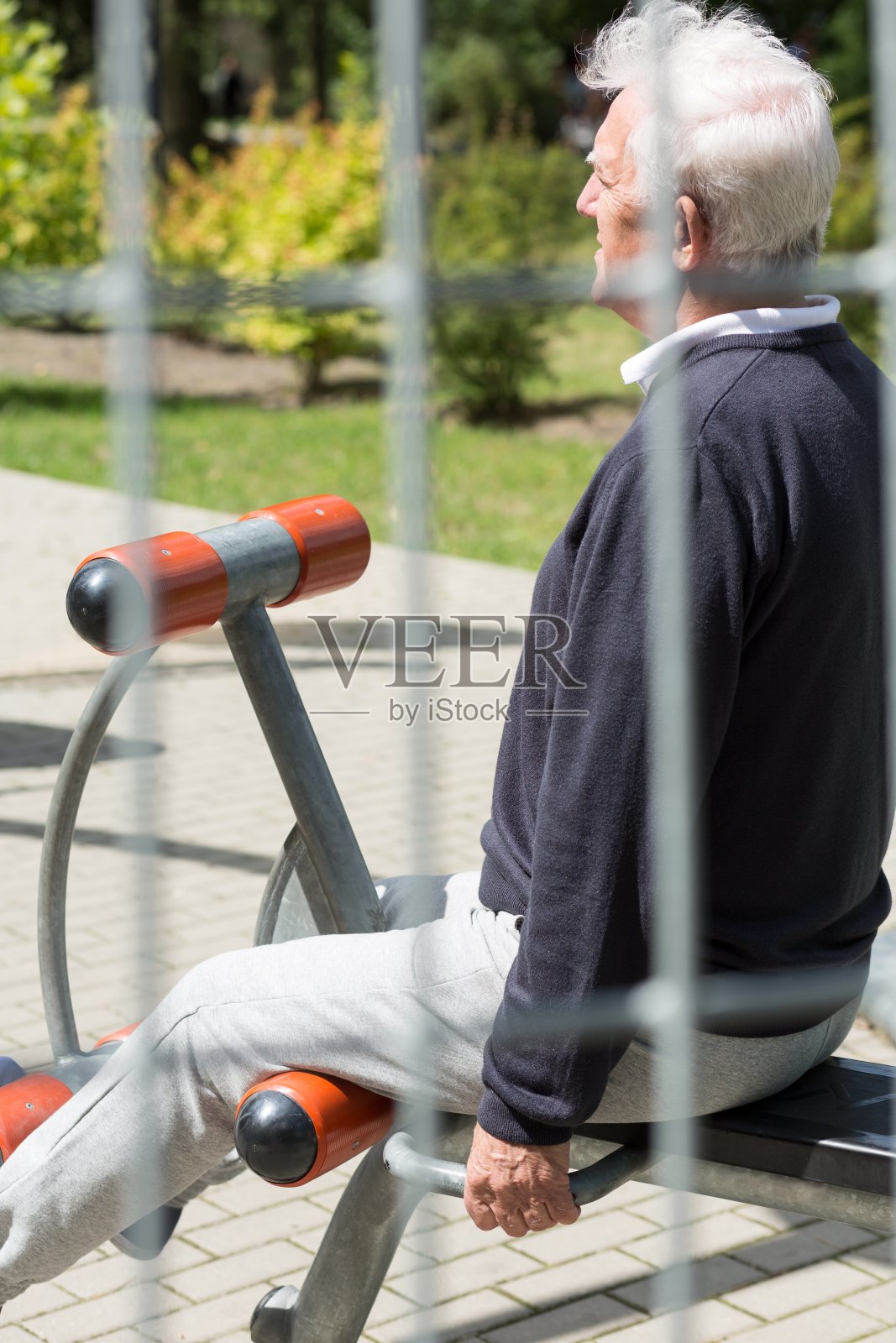 老年男性在公园锻炼照片摄影图片