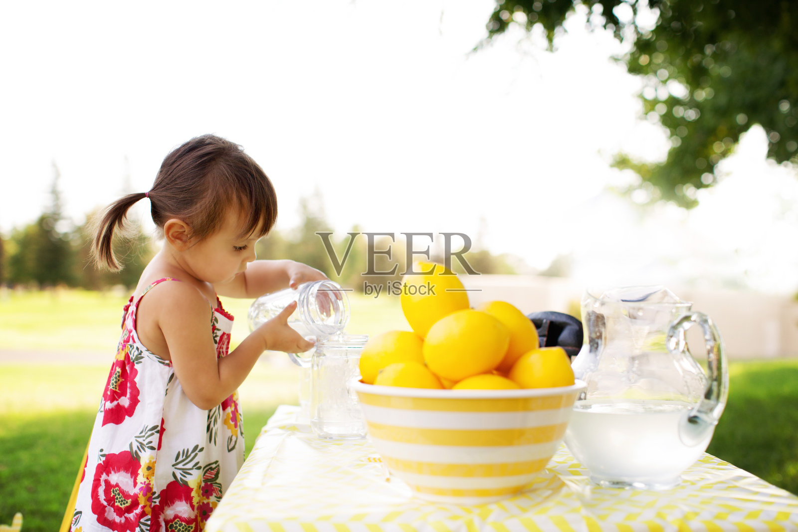 《卖柠檬水的小女孩照片摄影图片